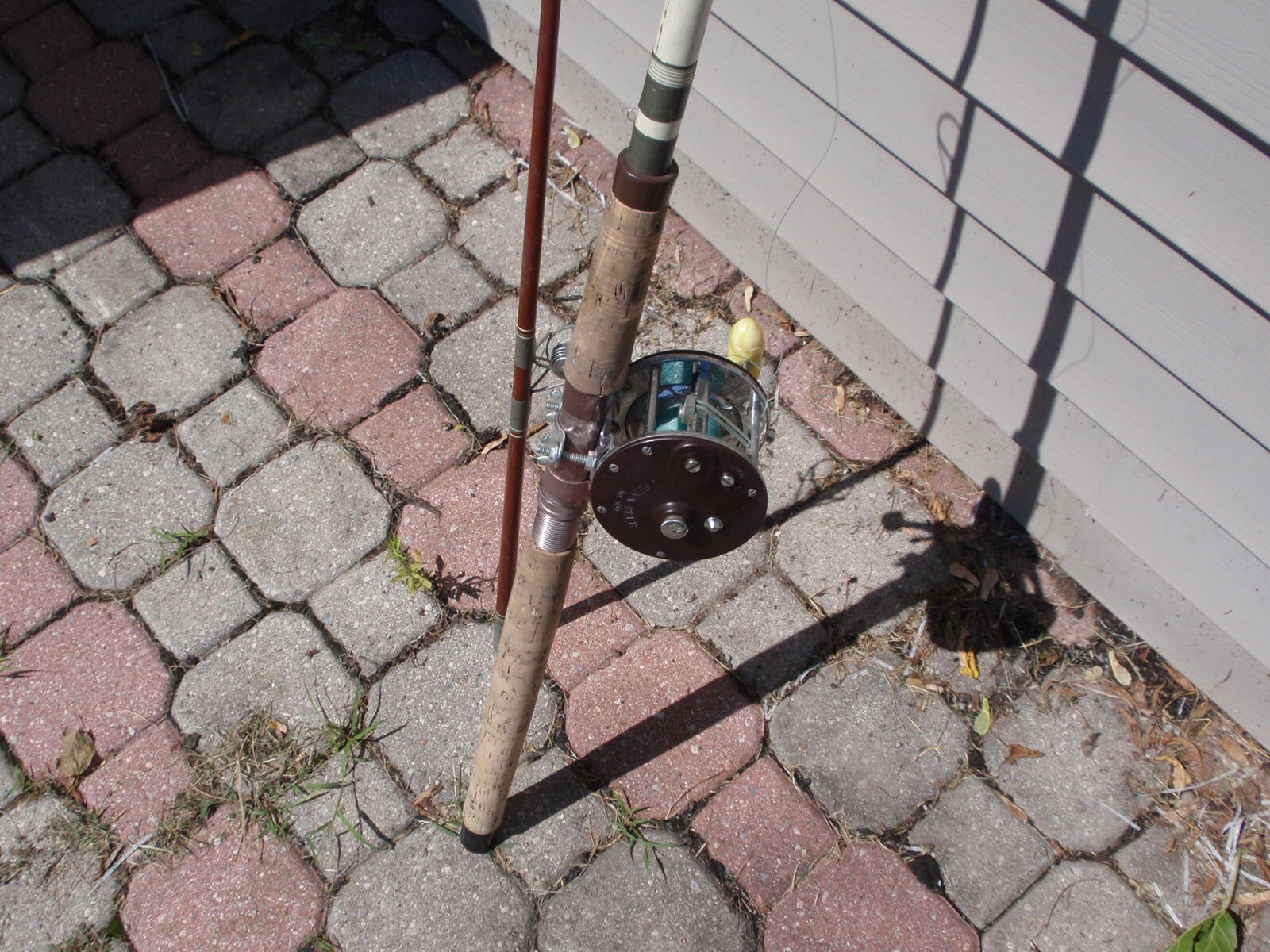 VINTAGE BERKLEY 9′ TRI-SPORT 2 PIECE SALTWATER FISHING ROD W/PENN PEER NO 309