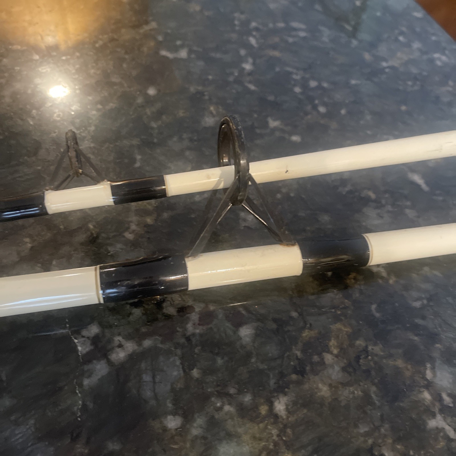 SOUTH BEND TCR556 GRAPHITE COMP 7’0″ MEDIUM HEAVY 2 PIECE SPINNING ROD