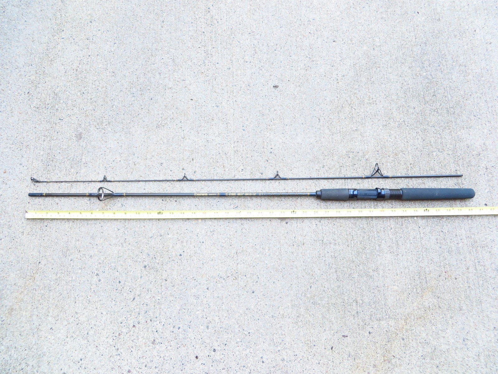Daiwa STRIKE GOLD Graphite SKG-12 6’6 2PC Medium Light Action Spinning Rod