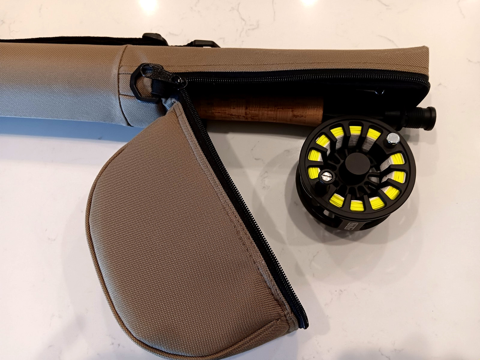 9′ 5 wt. White River Hobbs Creek fly rod/reel/combined travel case/tube..EX.