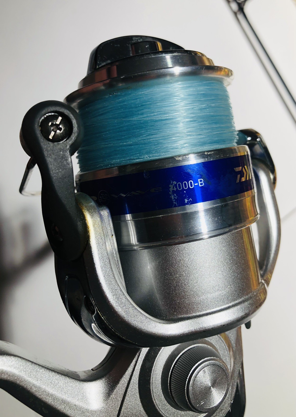 DAIWA D WAVE (DWA F802 MFS) 8’0″ 2 PC Med 12-25LB Spinning Rod & 4000-B Reel