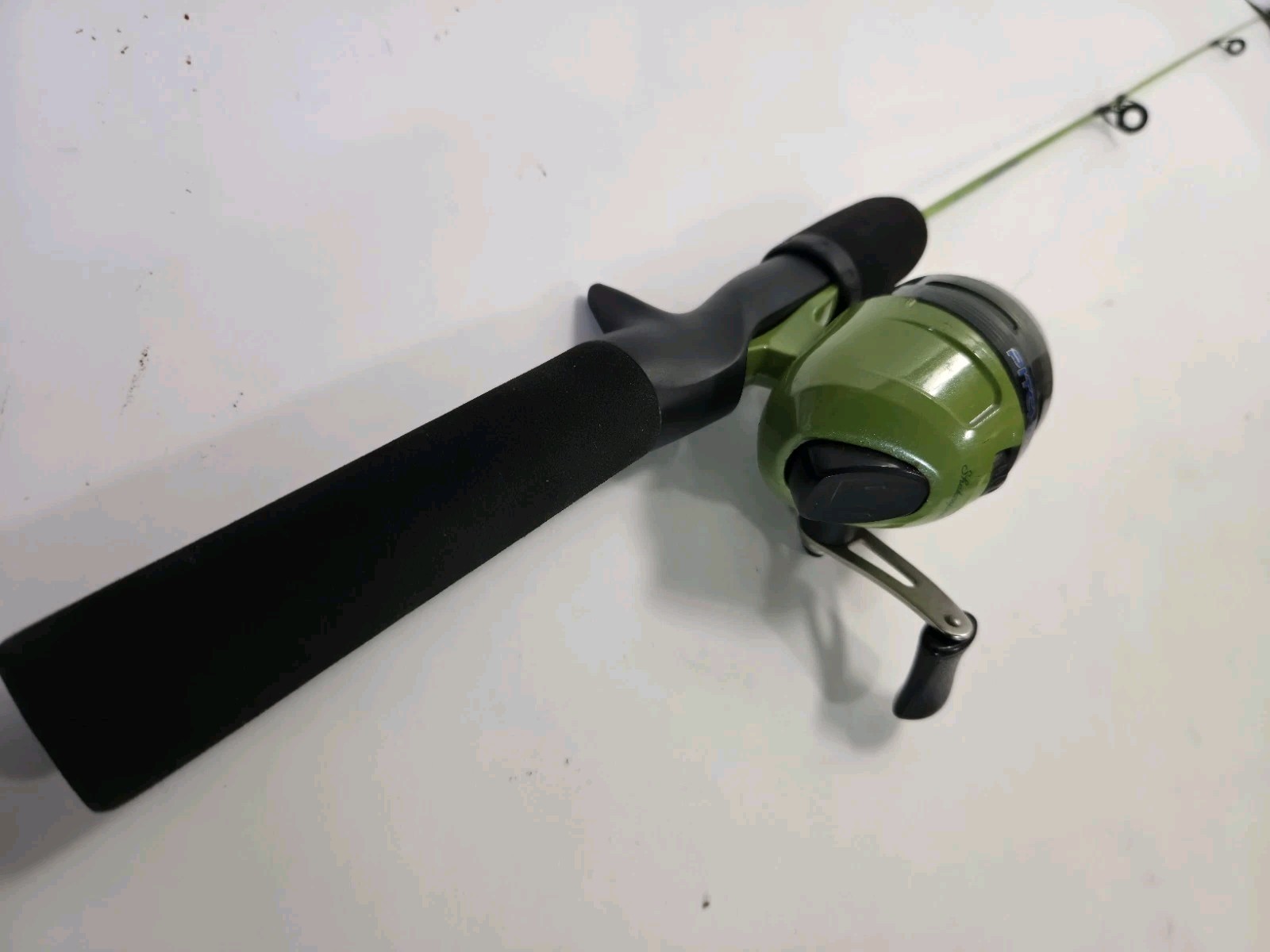Shakespeare Pitchin’ Stick Combo 30″ Spincast Reel Ultra Light Ice Fishing