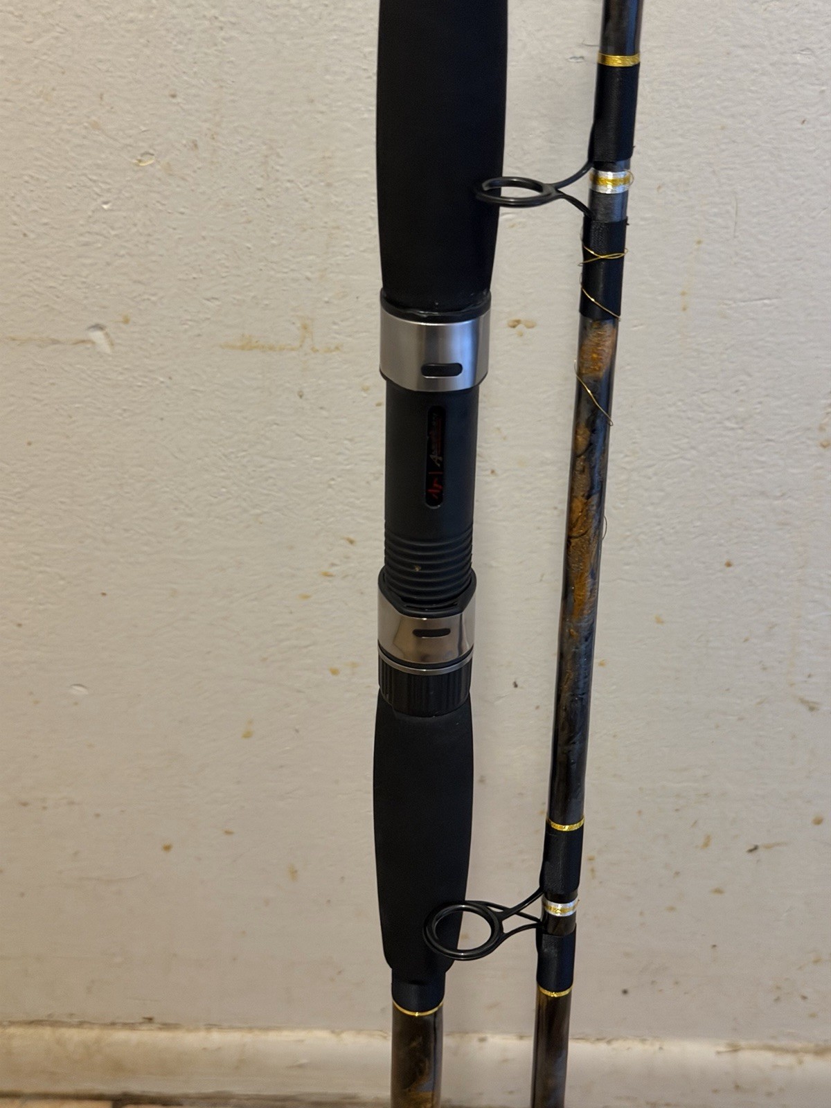 CUSTOM SURF PIER OR JETTY ROD 10 FT 20-40 LB BLACK SILVER AND GOLD NEW