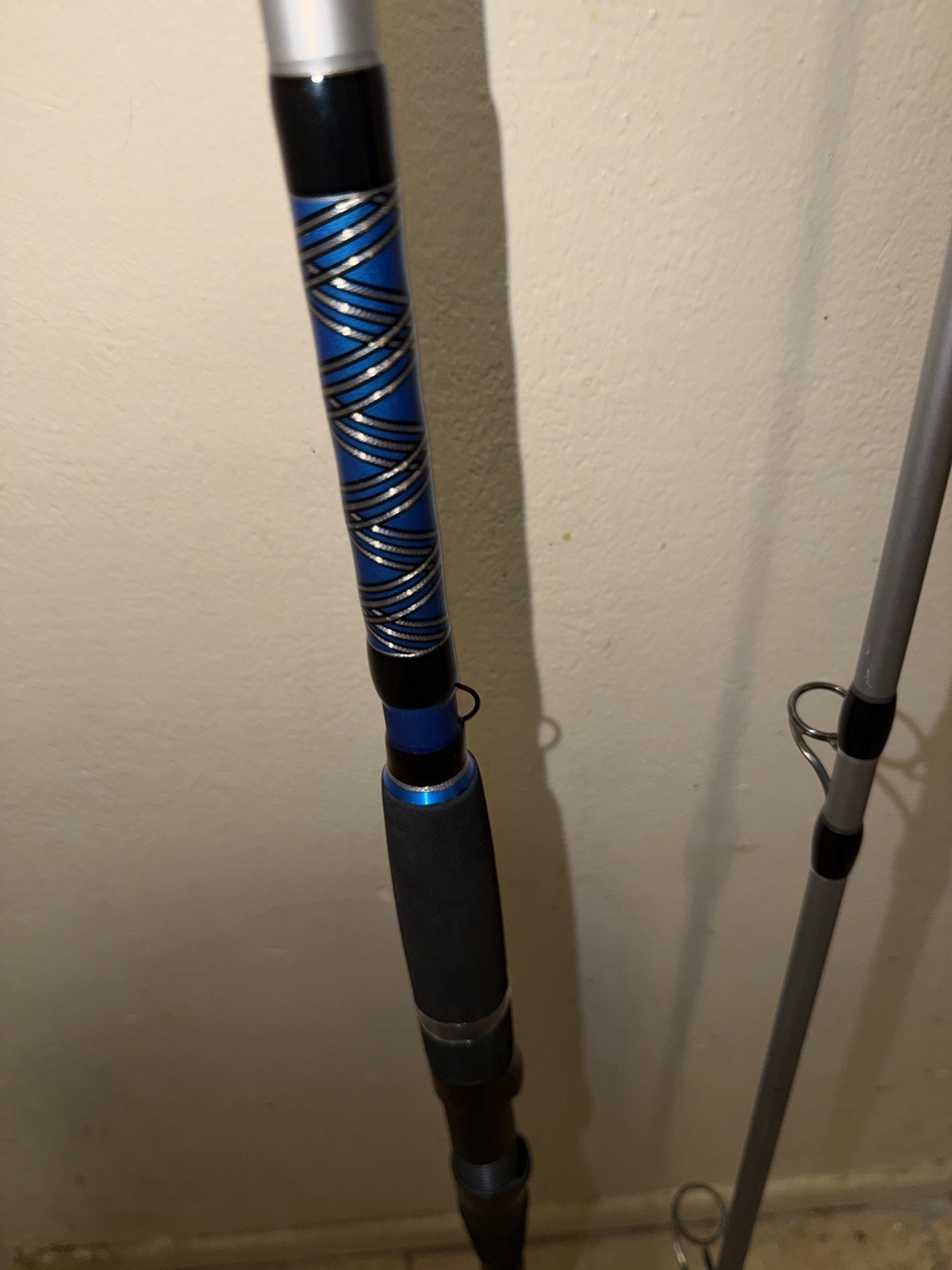 QUANTUM STRIVE SURF ROD SVS102H2040MF 10 FT 20-40 LB 2 PC BLACK,SILVER,BLUE