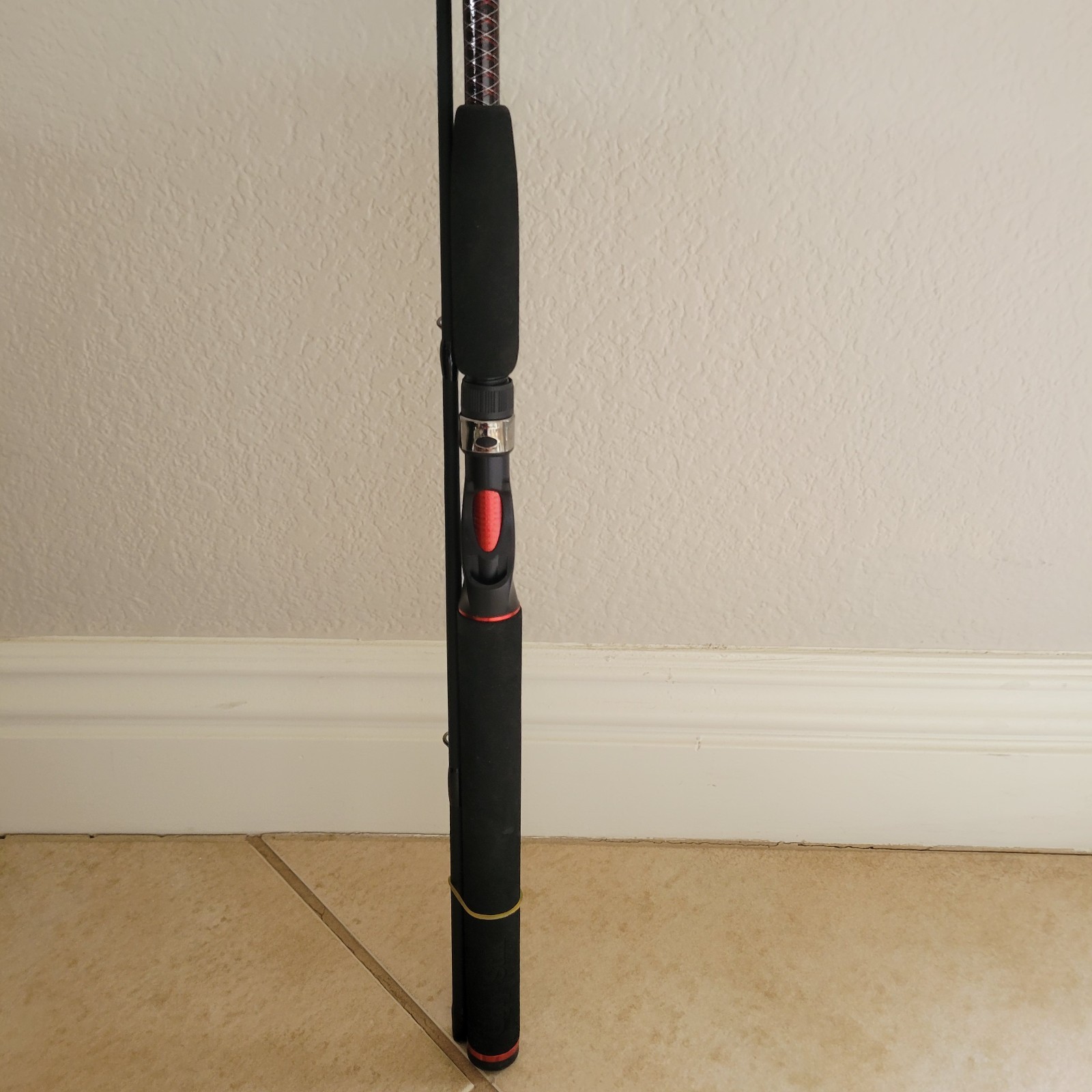 Shakespeare Ugly Stik GX2 USCA662MH Med Hvy 6’6″ 2 Pc 10-25 lb Line Casting Rod