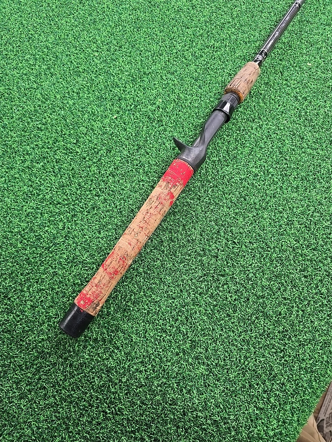 Rogue 6’6″ 1 pc 8-17 LB Line Weight Casting Rod – USA – BROKEN EYELET