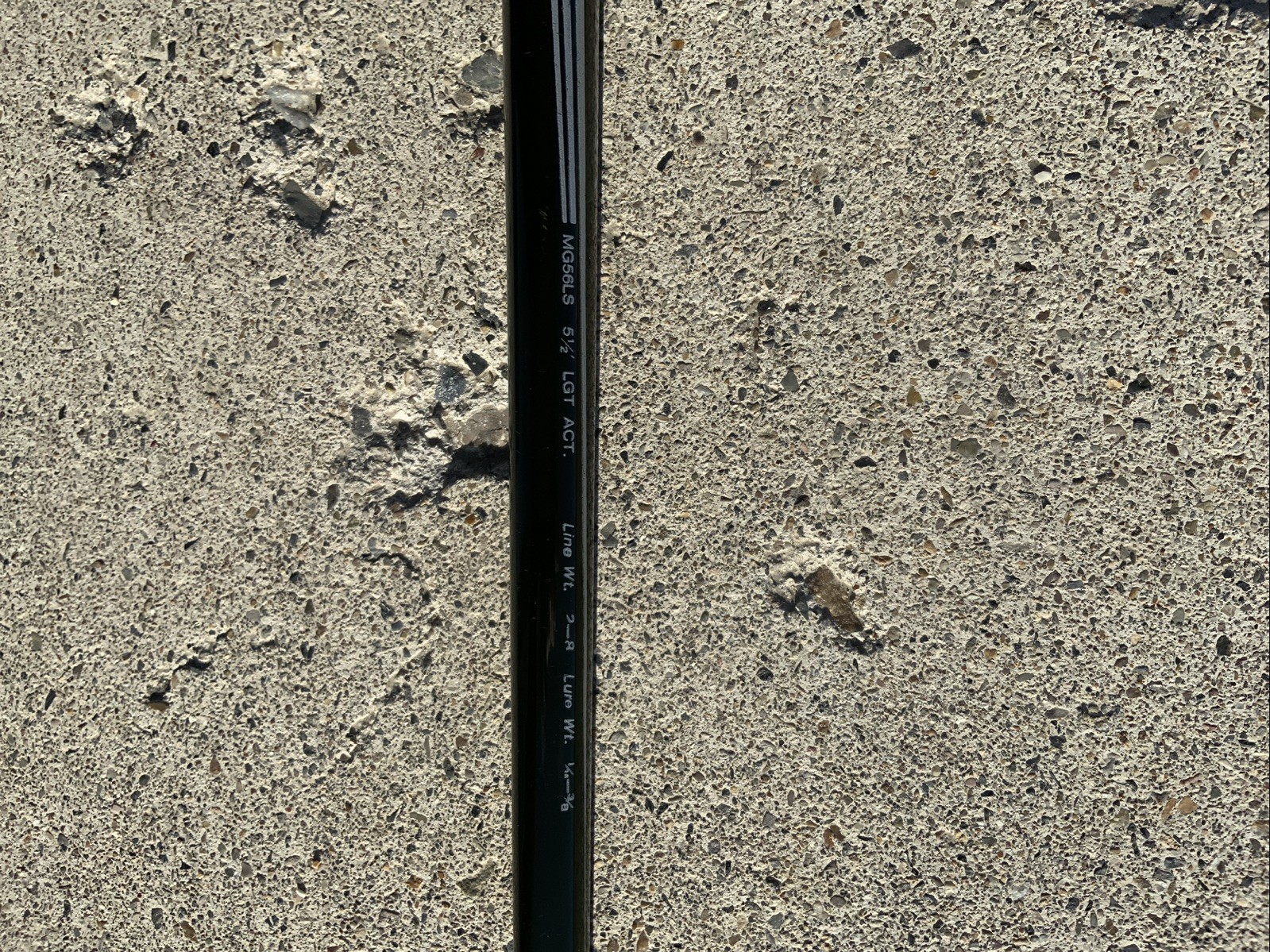 Bass Pro Shops (MG56LS) 1-Piece Graphite Light Action Casting Rod 5’6″