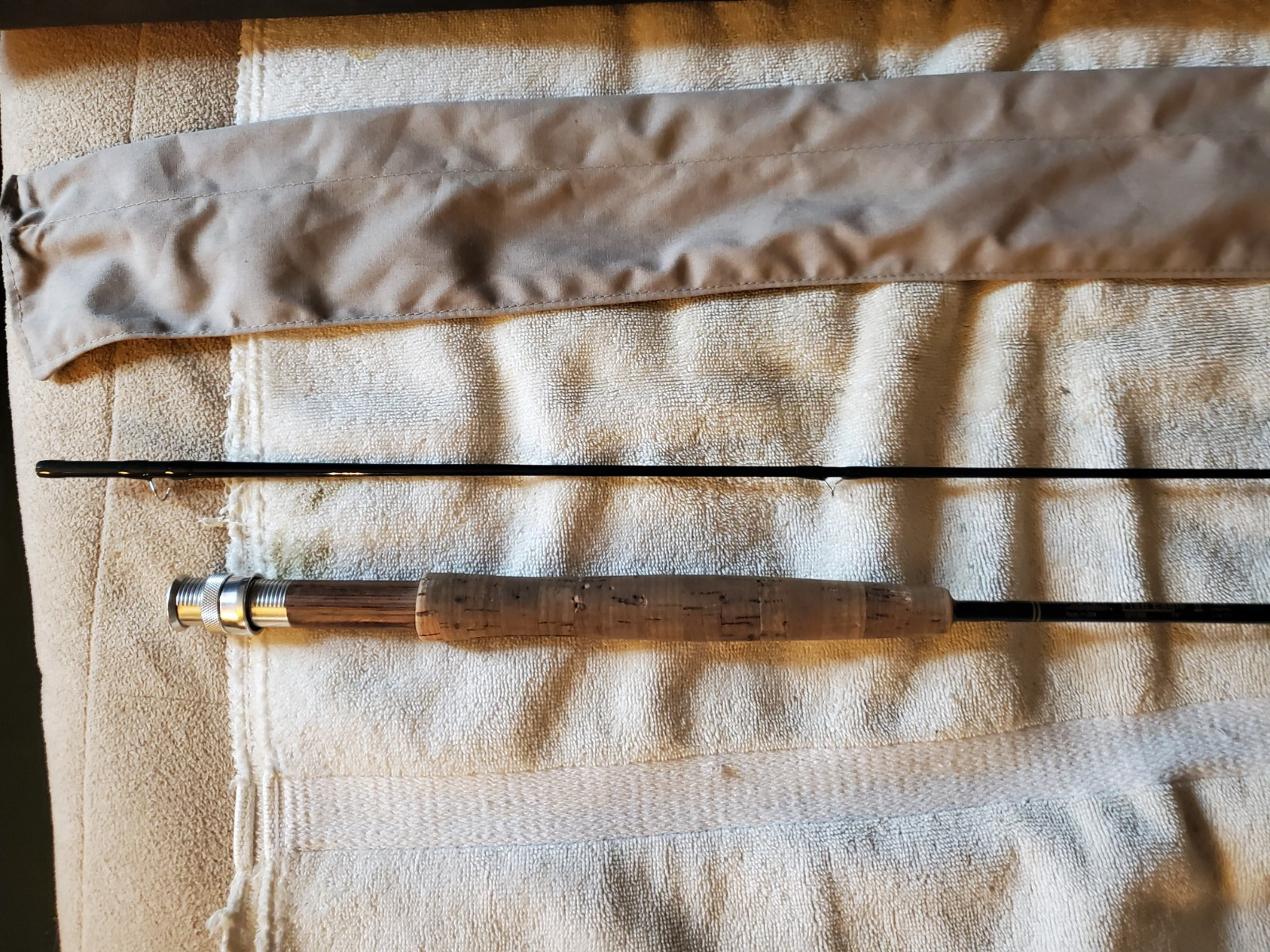 Cabela’s Fish Eagle II IM6 GFII 865 Graphite 8’6″ 2 Piece w Hard Tube/Case