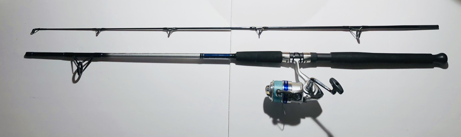 DAIWA D WAVE (DWA F702 MFS) 7’0″ 2 PC Med 12-25LB Spinning Rod & 4000-B Reel