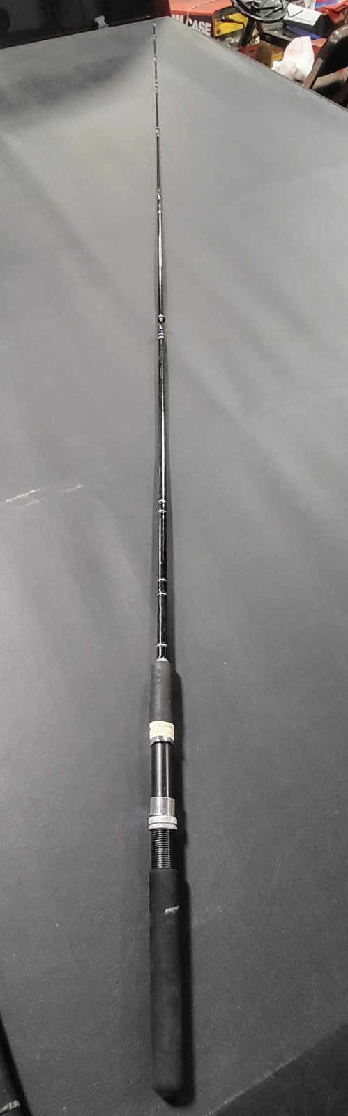 Abu Garcia Popular Action RRGF86, 8’6″ Medium Graphite Spinning Rod 2-Pc, VG+