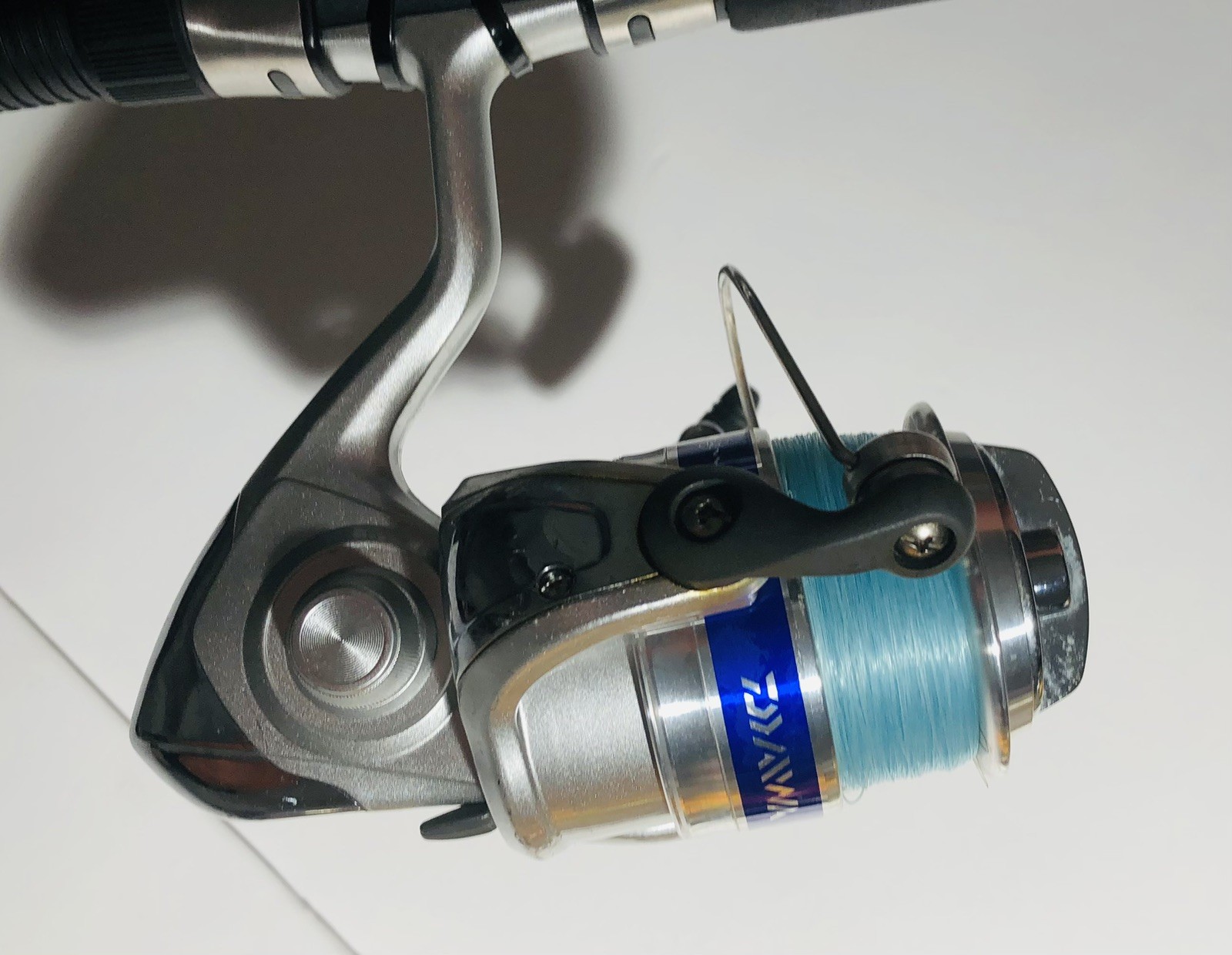 DAIWA D WAVE (DWA F802 MFS) 8’0″ 2 PC Med 12-25LB Spinning Rod & 4000-B Reel