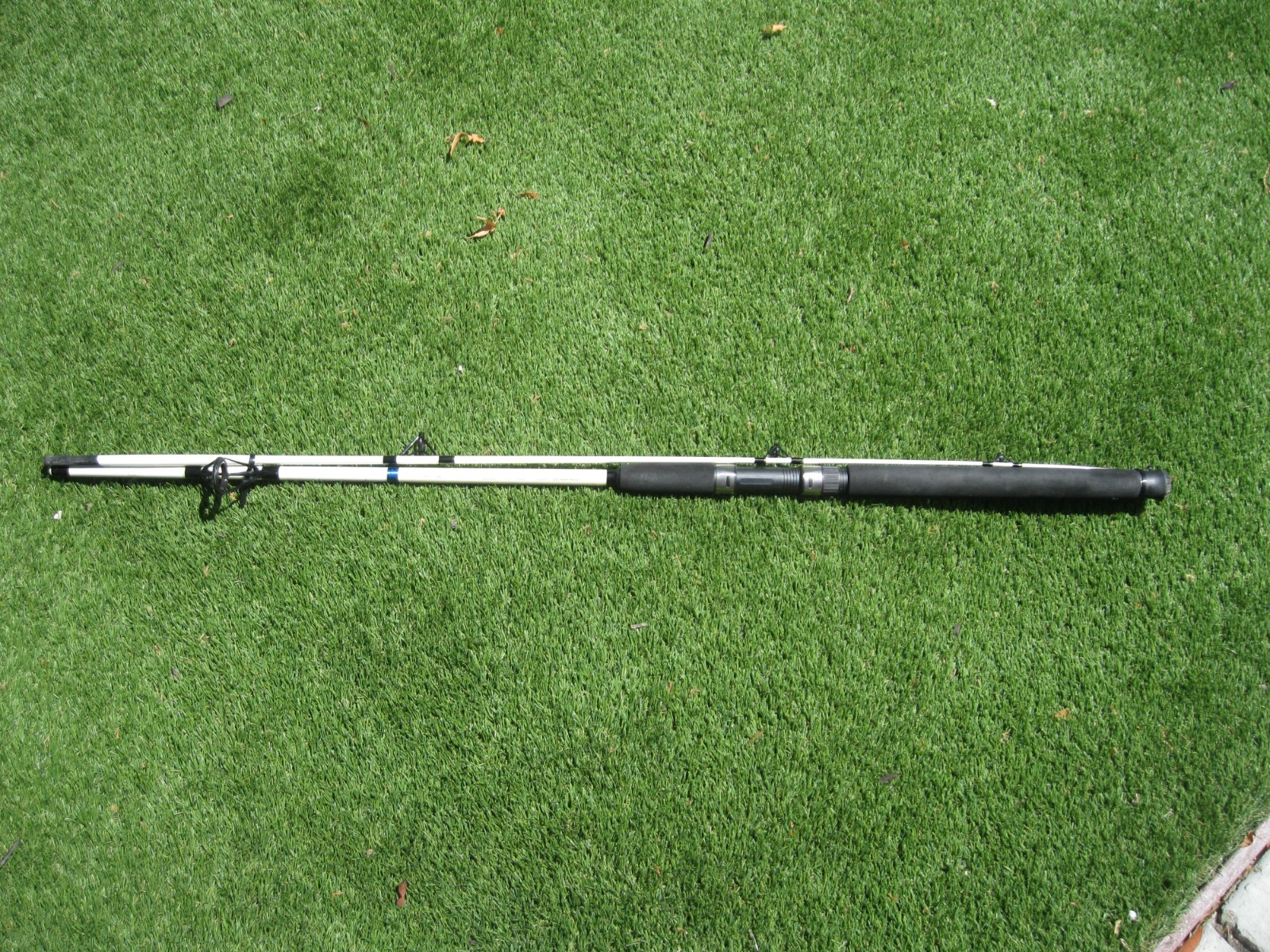 Vintage Ready2Fish SP-702/MHS, 7-foot, 2-piece spinning rod