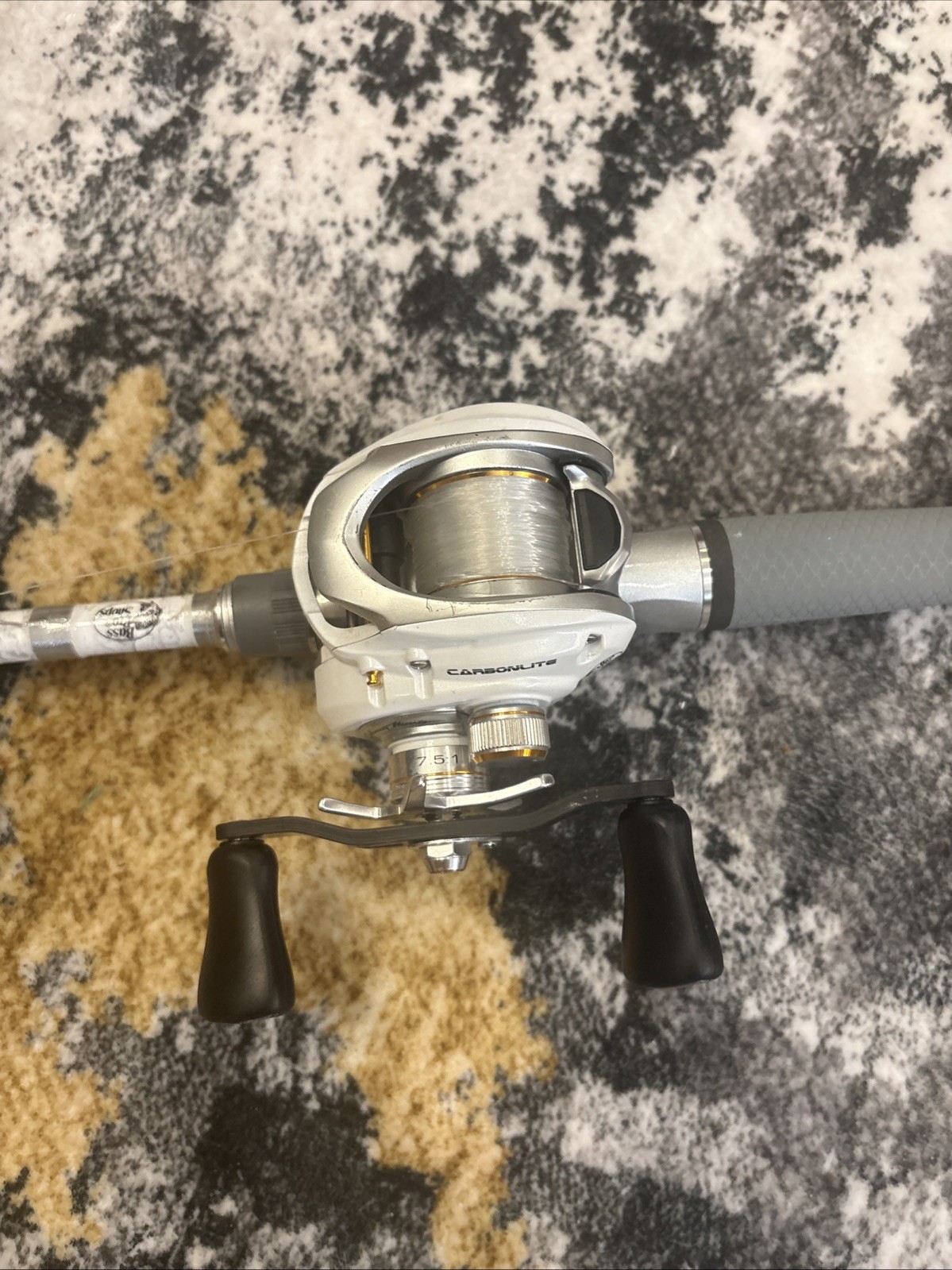 Bass Pro Shops Johnny Morris CarbonLite 2.0 Baitcast Combo – White