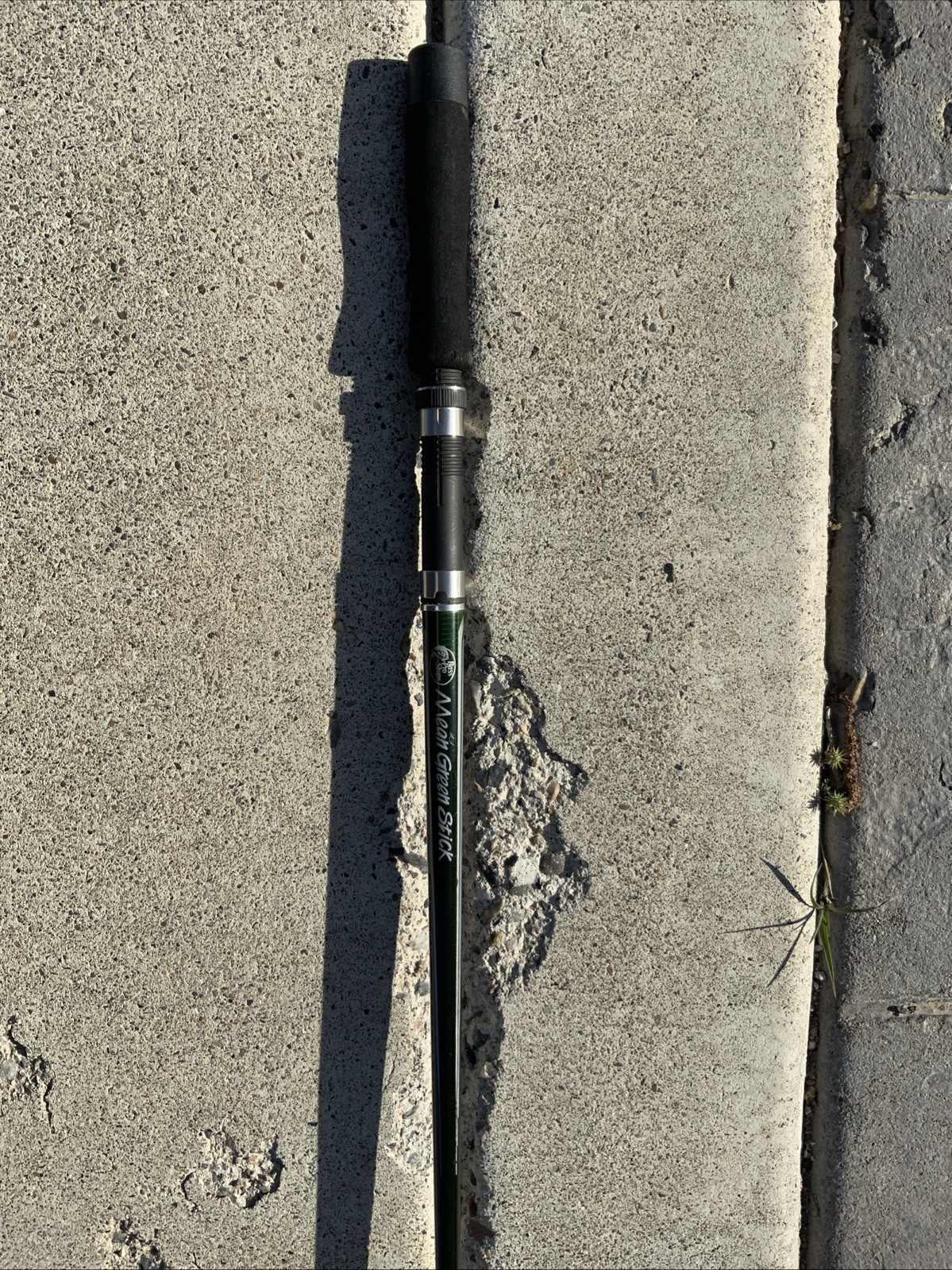 Bass Pro Shops (MG56LS) 1-Piece Graphite Light Action Casting Rod 5’6″