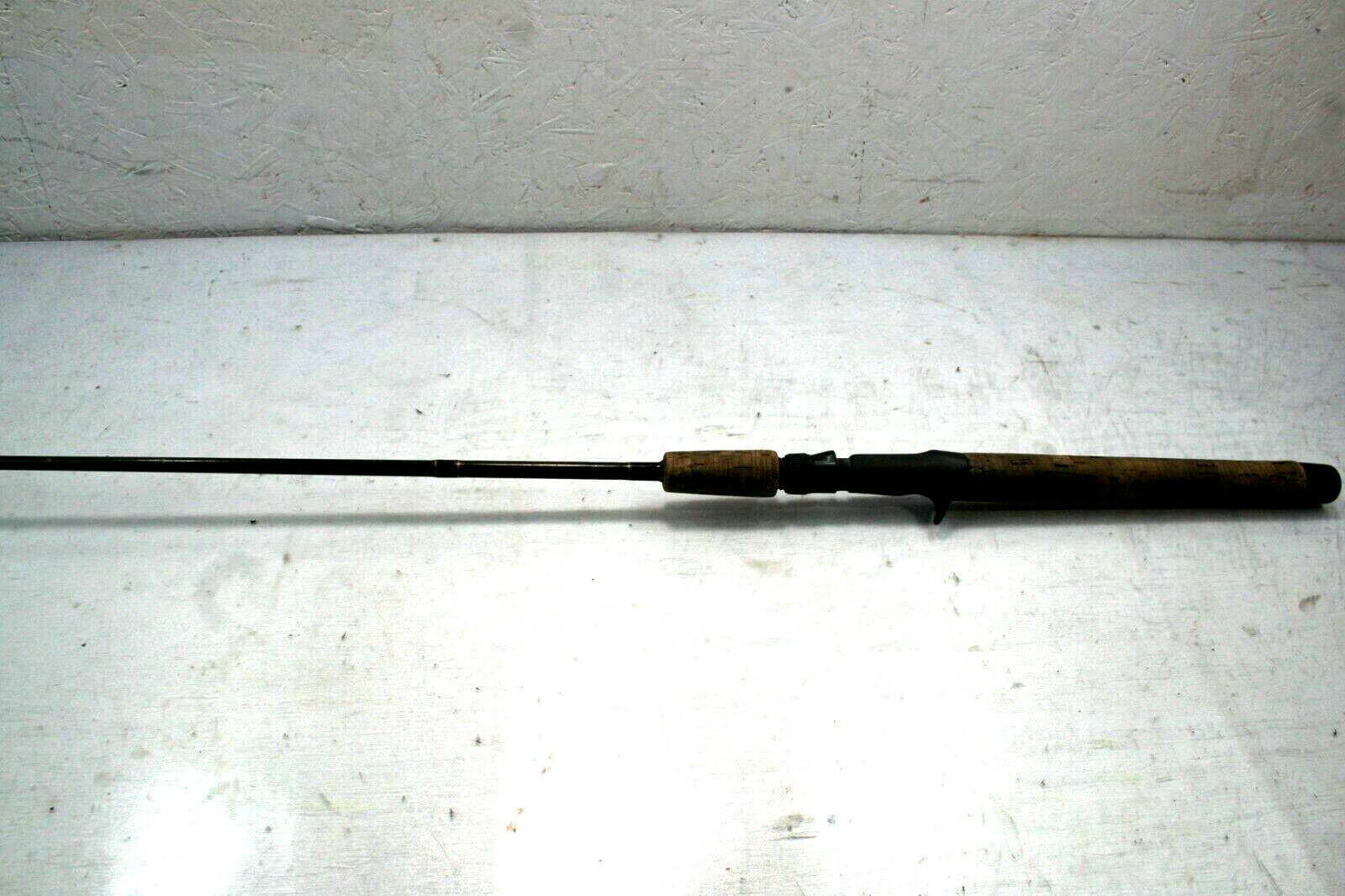 USED VINTAGE UKNOWN BRAND 6′, M,HVY CORK HANDLE GRAPHITE 1 PC FISHING ROD
