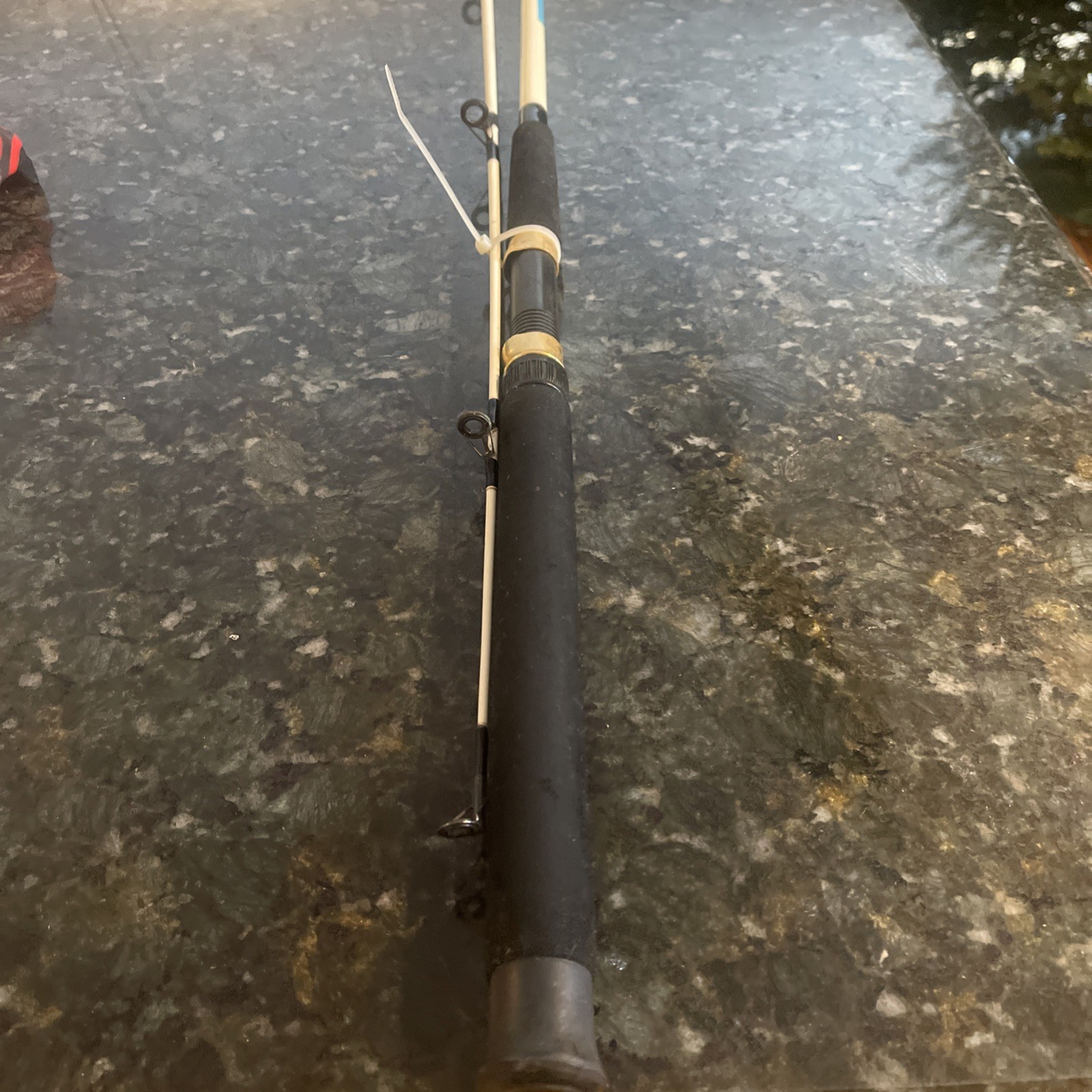 SOUTH BEND TCR556 GRAPHITE COMP 7’0″ MEDIUM HEAVY 2 PIECE SPINNING ROD