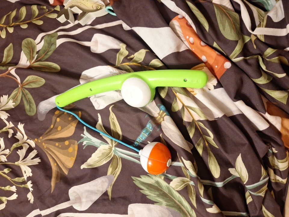 MUNCHKIN 2016 GREEN PLASTIC MAGNETIC FISHING ROD TOY 11″ Toy