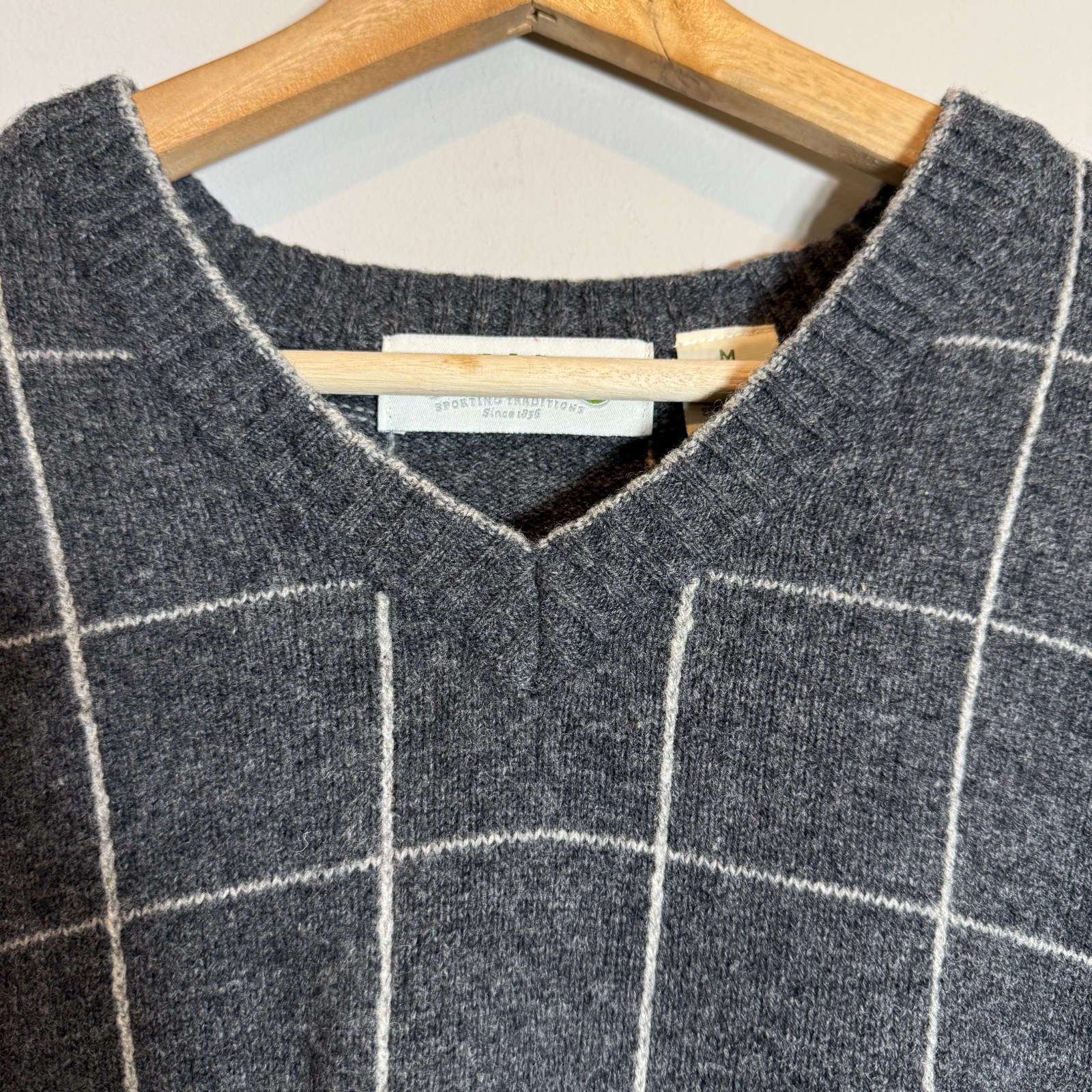Orvis 100% Wool Windowpane V-Neck Knit Sweater Pullover Men’s Medium Gray NWOT