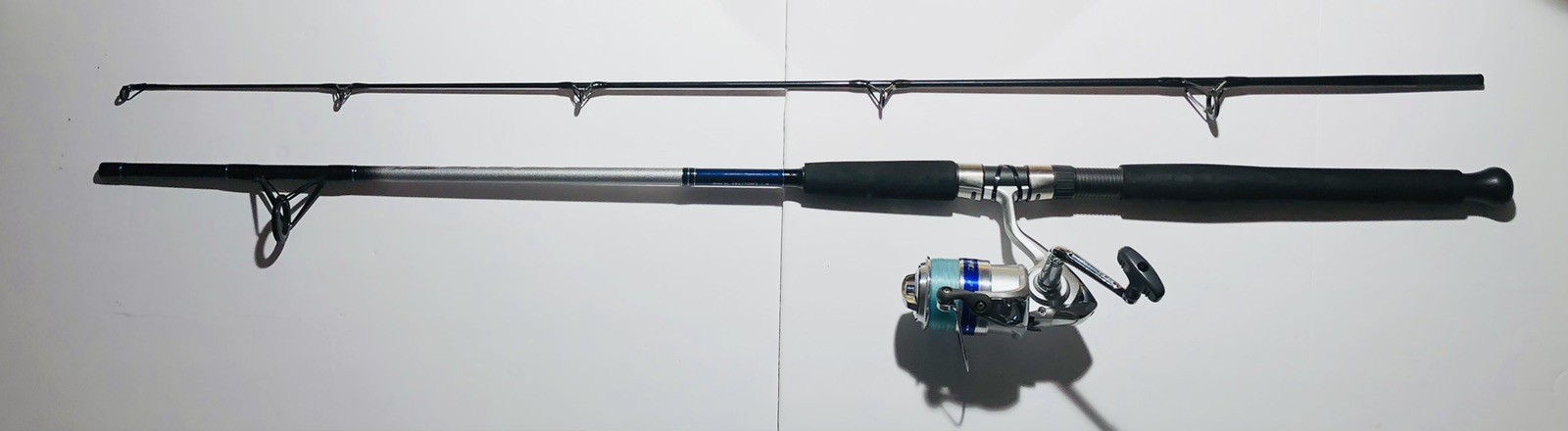 DAIWA D WAVE (DWA F702 MFS) 7’0″ 2 PC Med 12-25LB Spinning Rod & 4000-B Reel