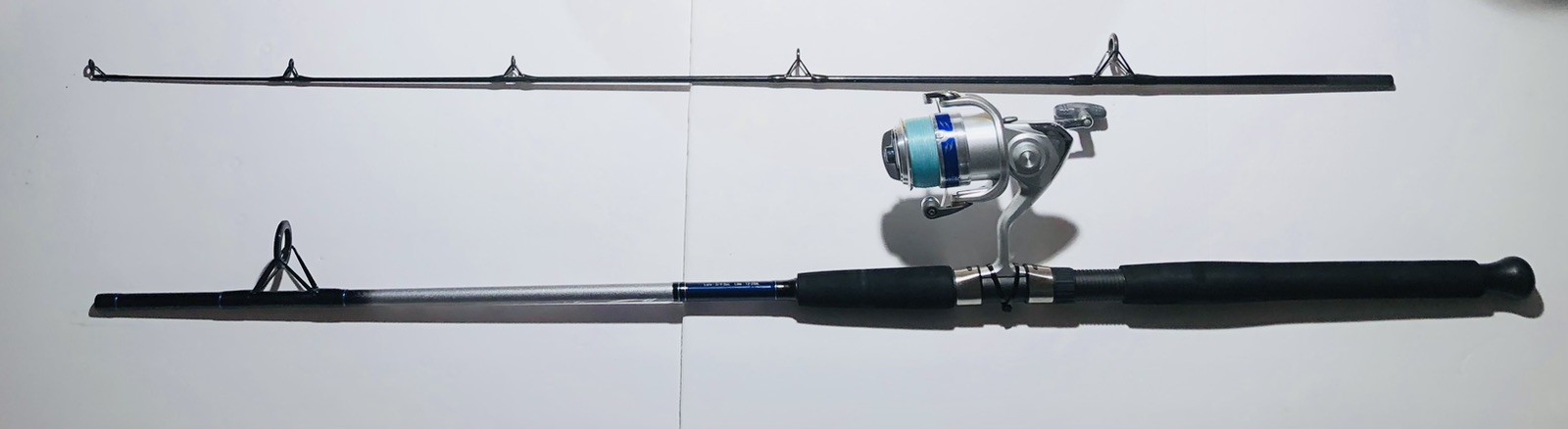 DAIWA D WAVE (DWA F702 MFS) 7’0″ 2 PC Med 12-25LB Spinning Rod & 4000-B Reel