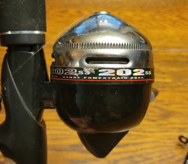 Combo Zebco Dura Action 1245SS-GWD4 562M 5 1/2′ Rod 202SS Spin Cast Fishing Reel