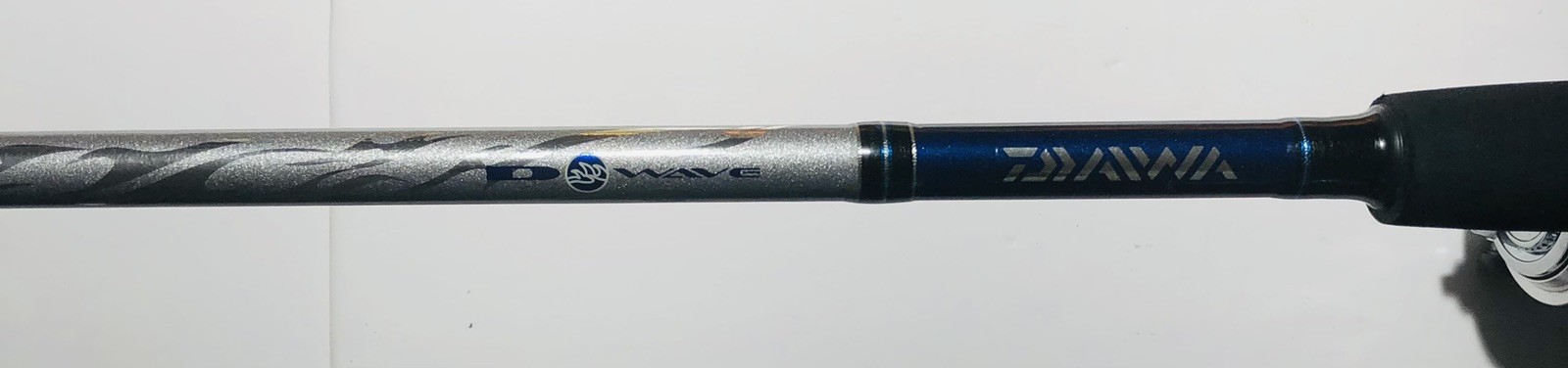 DAIWA D WAVE (DWA F702 MFS) 7’0″ 2 PC Med 12-25LB Spinning Rod & 4000-B Reel