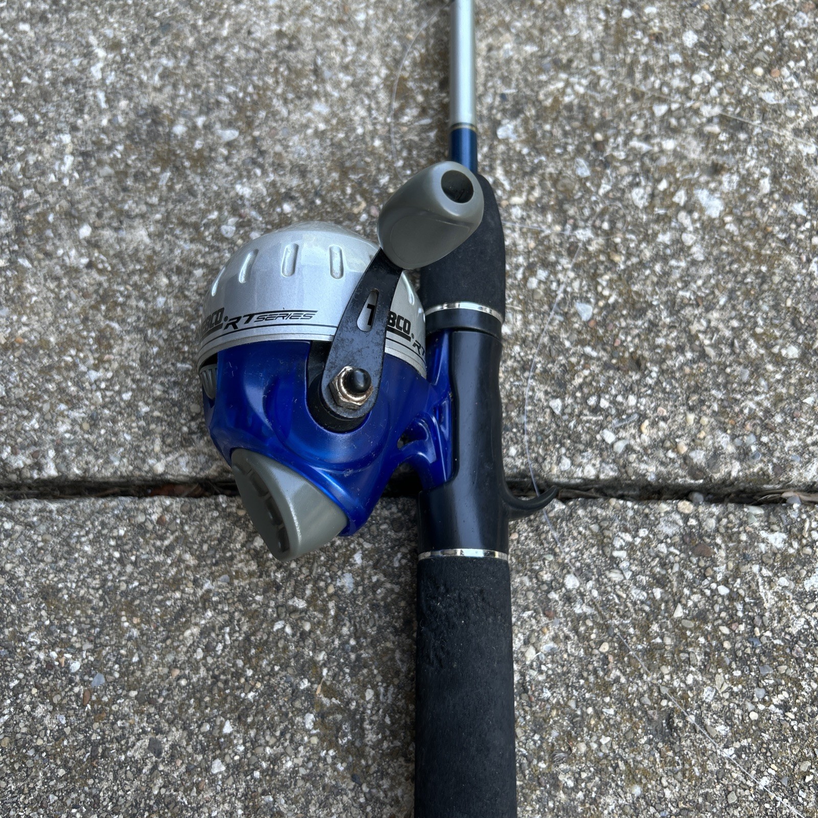Zebco RT Series Spin cast Combo, Blue And Silver.