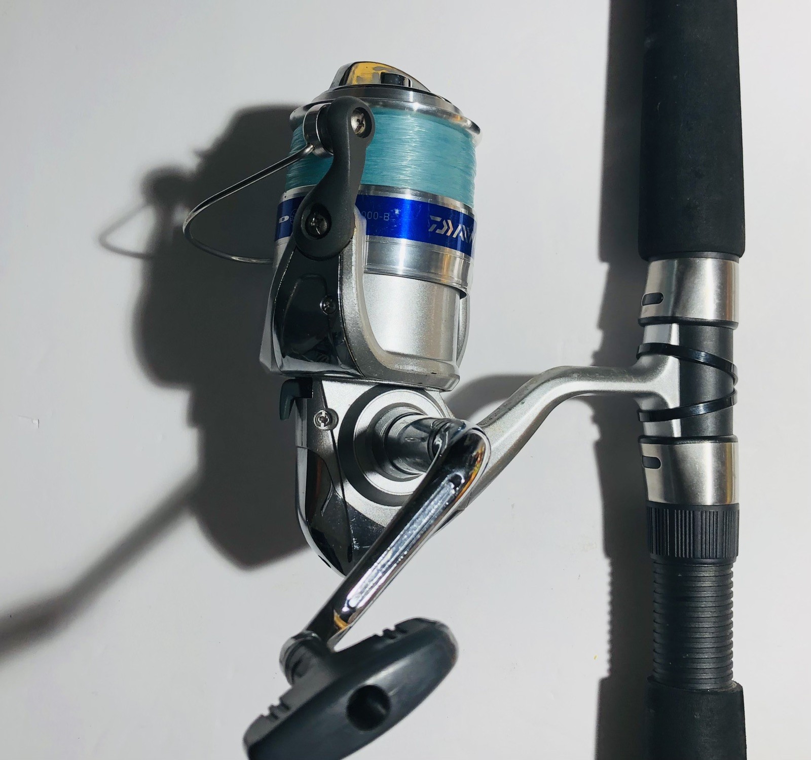 DAIWA D WAVE (DWA F702 MFS) 7’0″ 2 PC Med 12-25LB Spinning Rod & 4000-B Reel