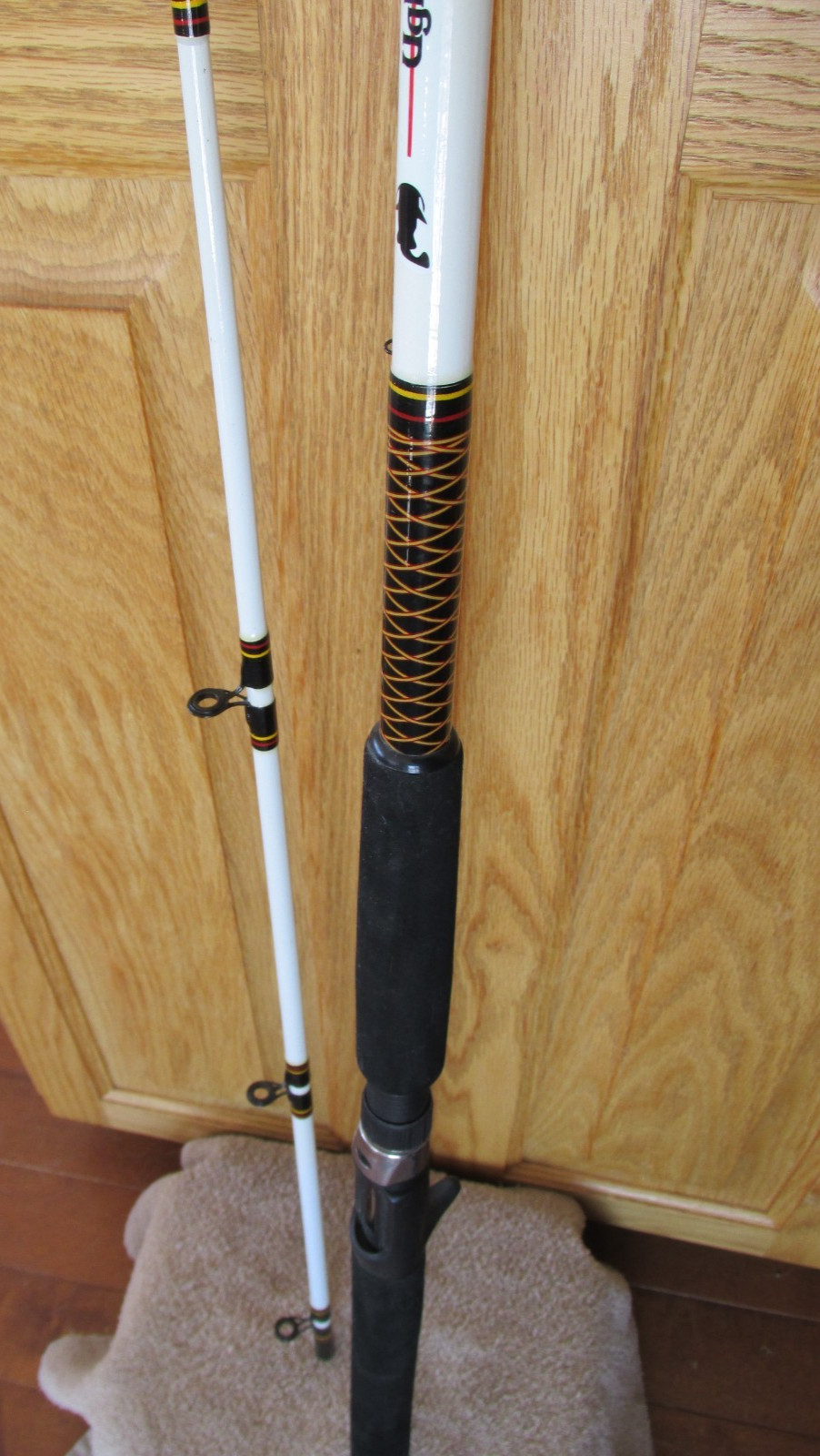 STRAIGHT BUTT! SHAKESPEARE UGLYSTIK CATFISH~8′ 2 pc~Casting Rod~Med Heavy USED