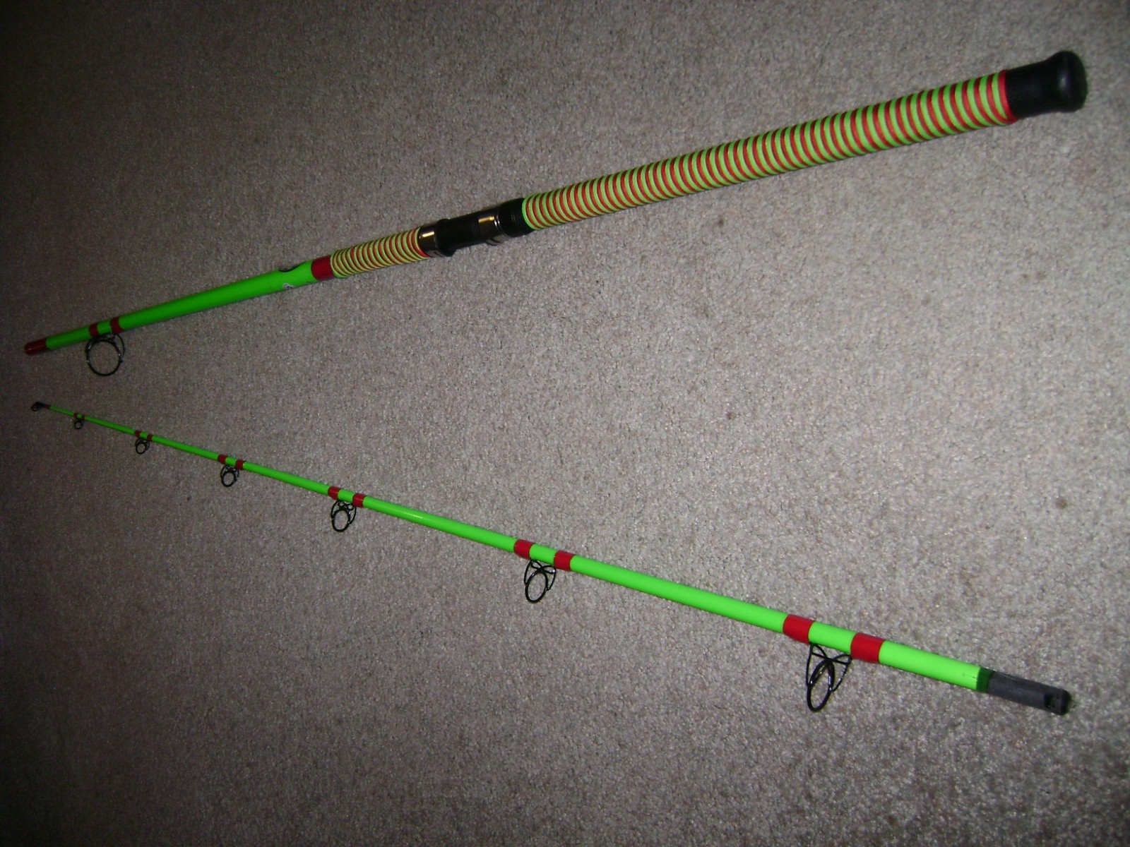 GLOW ROD MEAT HUNTER EXTREME 10′ HVY SPINNING -GLOWS GREEN -BIG FISH, SHARK !