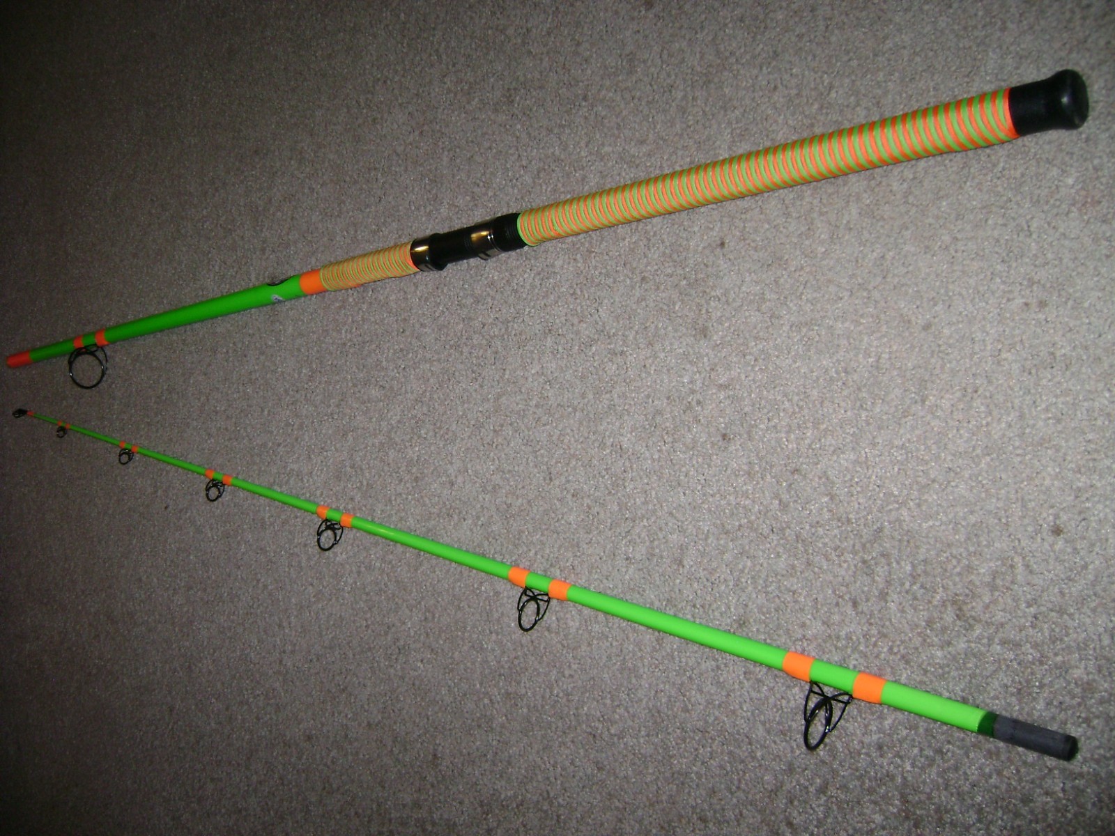 GLOW ROD MEAT HUNTER EXTREME 10′ HVY SPINNING -GLOWS GREEN -BIG FISH, SHARK !