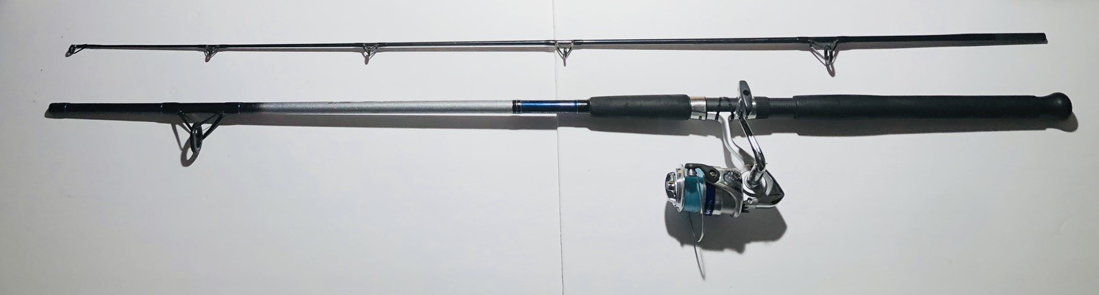 DAIWA D WAVE (DWA F802 MFS) 8’0″ 2 PC Med 12-25LB Spinning Rod & 4000-B Reel