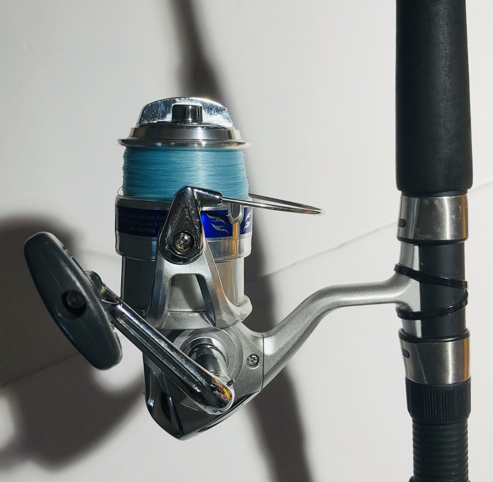 DAIWA D WAVE (DWA F802 MFS) 8’0″ 2 PC Med 12-25LB Spinning Rod & 4000-B Reel