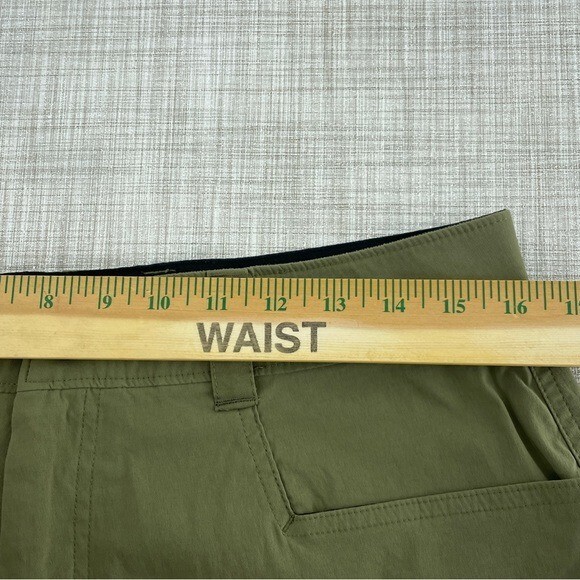 Orvis Mens Size 32 Army green tech cargo shorts 1548