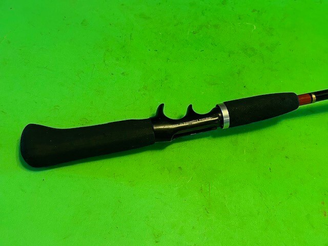 ZEBCO RHINO 5 FOOT 6 INCH 8 TO 17 POUND RATED BAITCASTING FISHING ROD
