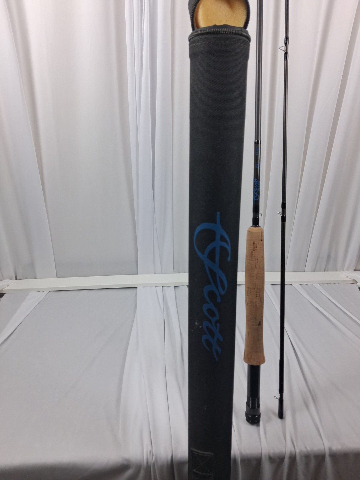 scott 804 8ft 2 pc fly rod 2.8 oz 4 line with case in Great condition