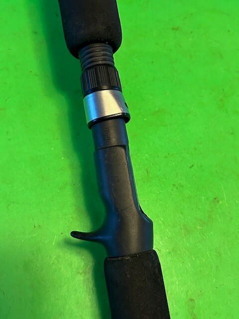 CUSTOM G LOOMIS 905 7 FOOT 2 INCH 15 TO 30 POUND CLASS CONVENTIONAL FISHING ROD
