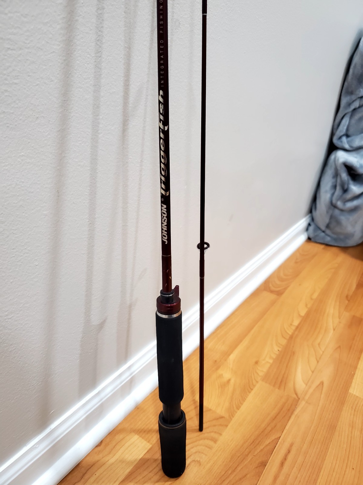 Vintage JOHNSON Trigger Fish Integrated Fishing System 2-Parts Fishing Rod. 5’6″