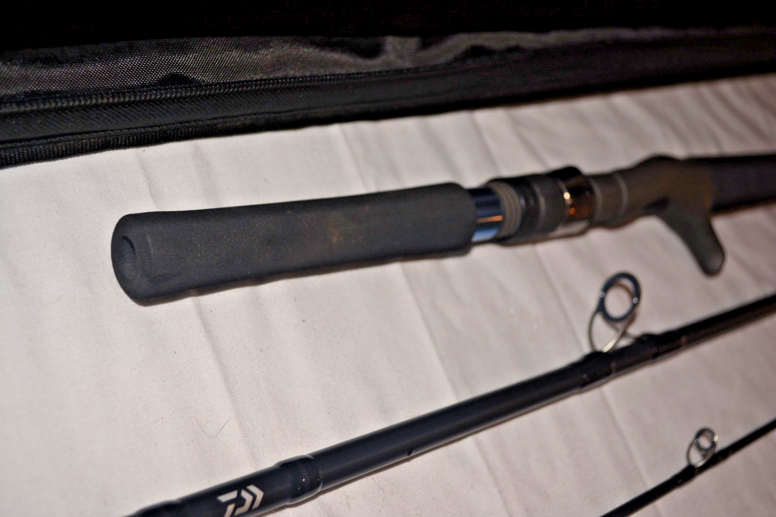 Daiwa Saltiga Salwater Travel 3-Piece Casting Rod, 7’4″ Long, Med Power, Fast