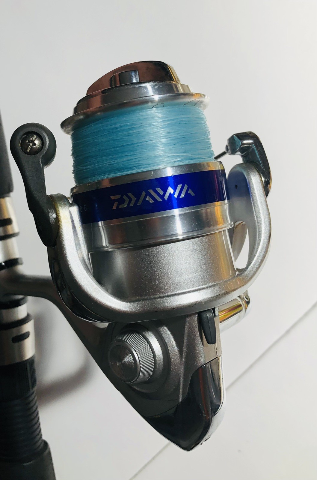 DAIWA D WAVE (DWA F802 MFS) 8’0″ 2 PC Med 12-25LB Spinning Rod & 4000-B Reel