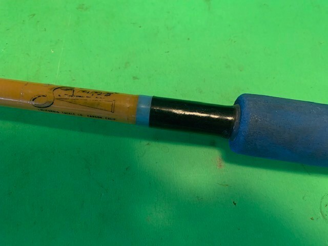 VINTAGE GOLDEN SABRE STROKER 6 FOOT 6 INCH 20 TO 50 POUND RATED FISHING ROD