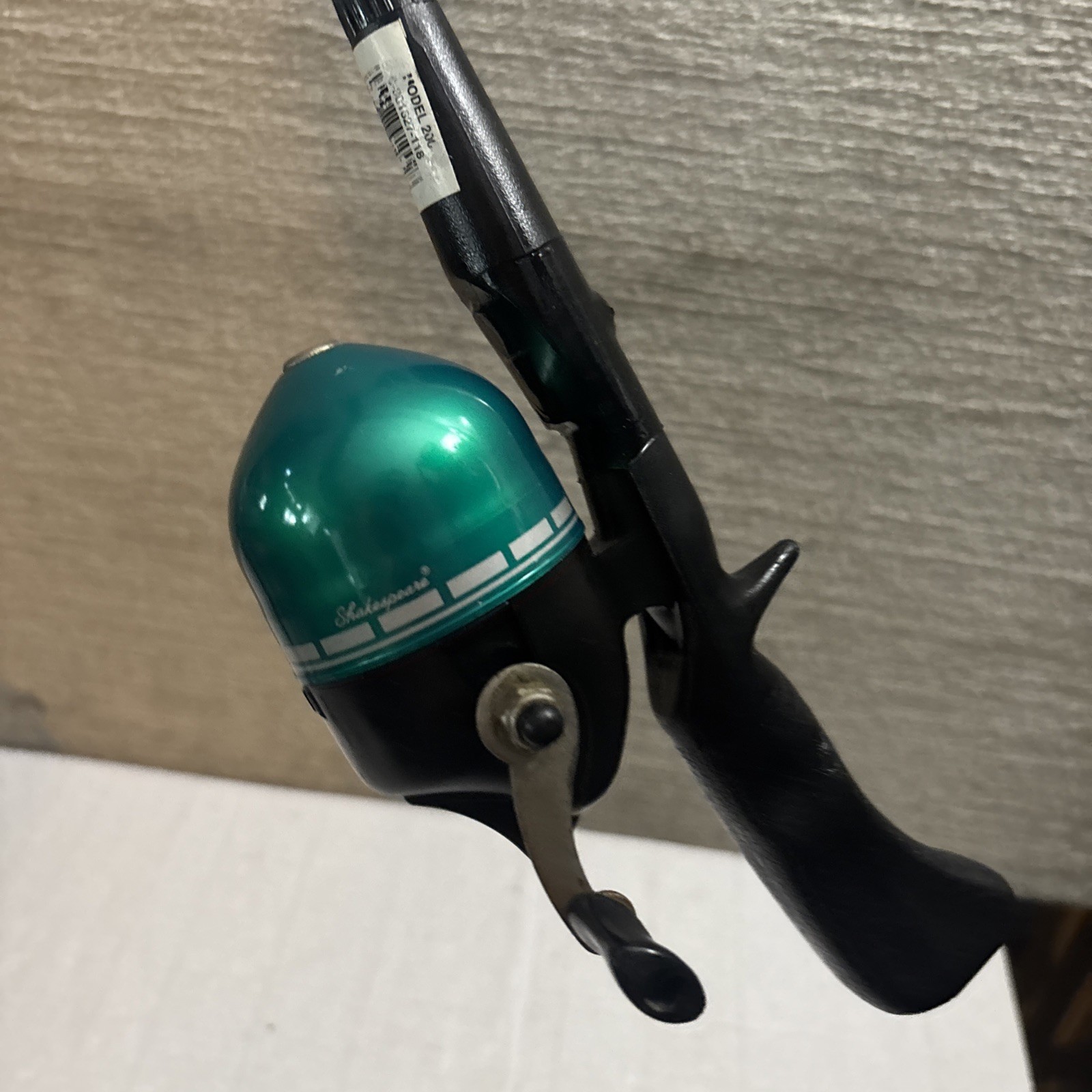 Vintage Shakespeare 200 5′ 6″ Fishing Spincasting 2 Piece Rod & Reel Combo EUC