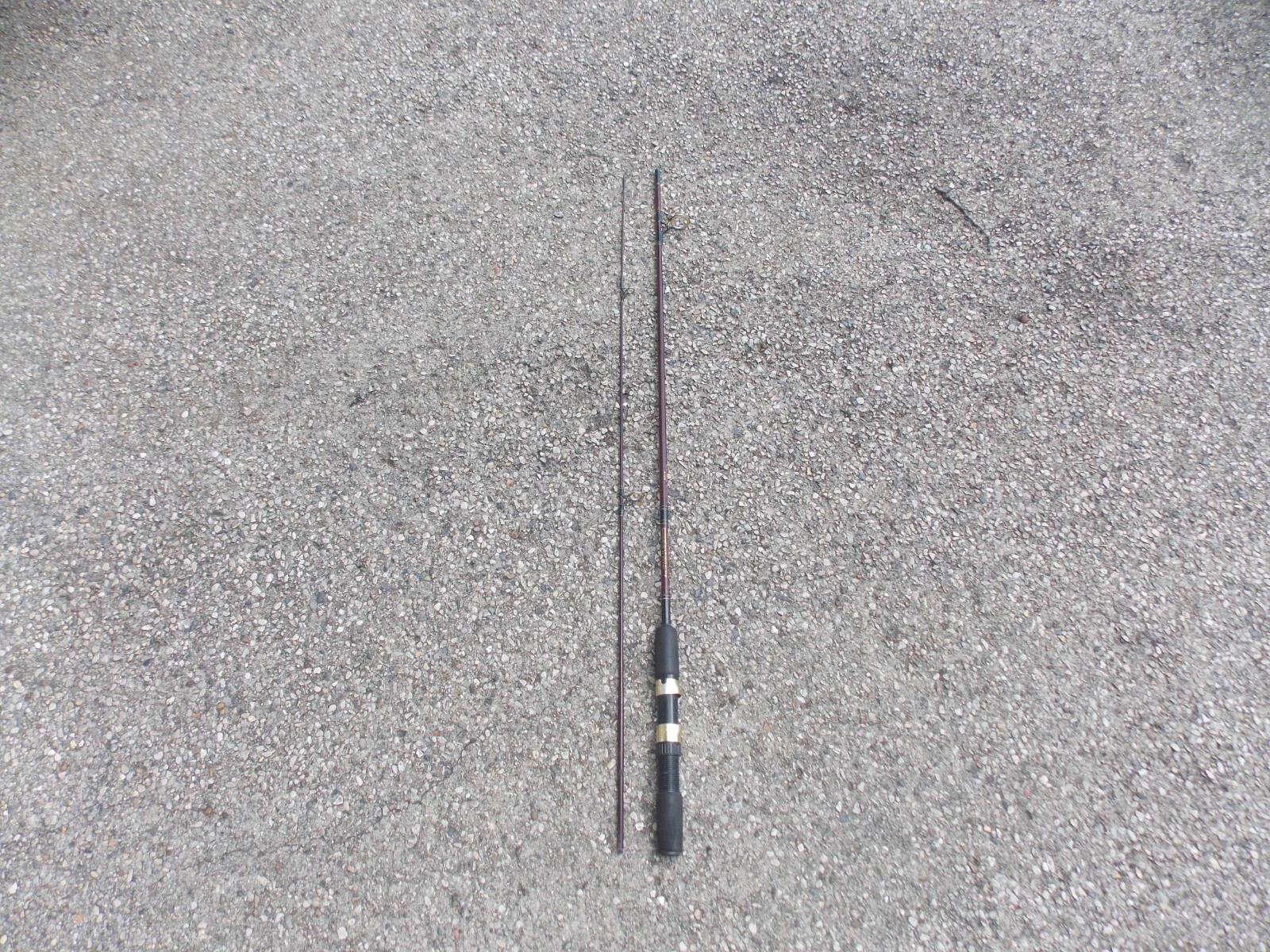 Daiwa APOLLO GOLD #1910 U.L. 5-1/2′ Graphite Spinning Rod (2Pc) 1/16-1/4oz 2/26