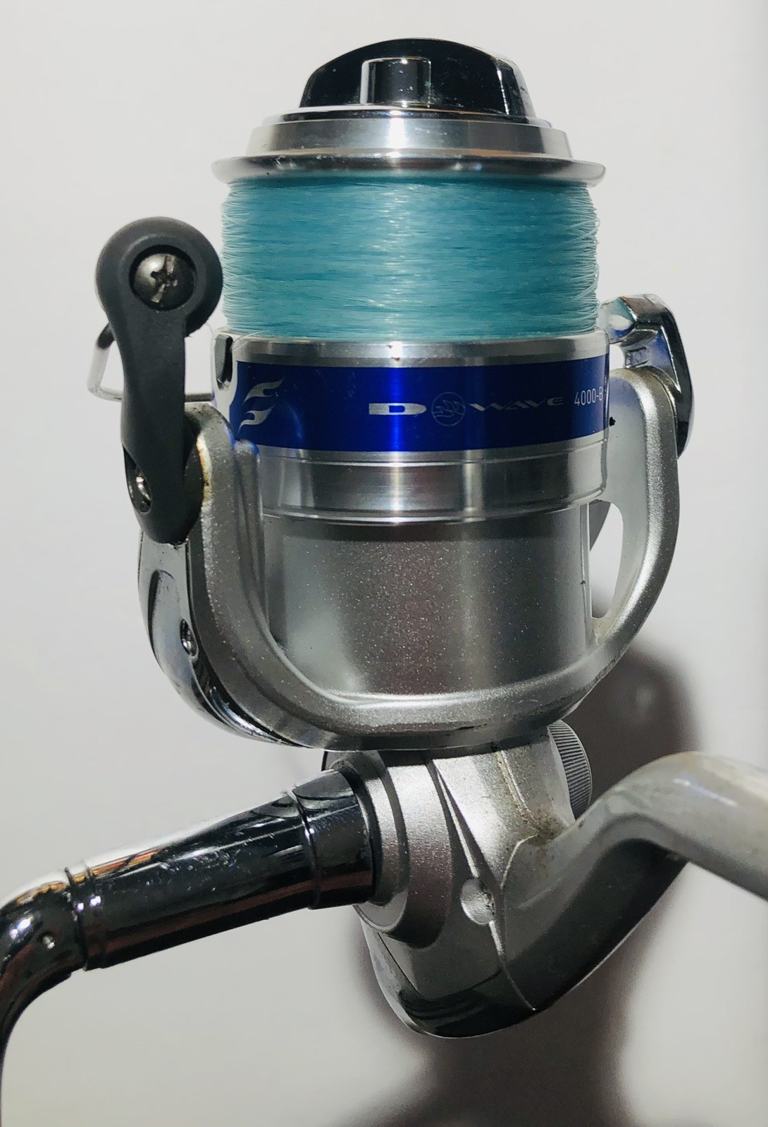 DAIWA D WAVE (DWA F702 MFS) 7’0″ 2 PC Med 12-25LB Spinning Rod & 4000-B Reel