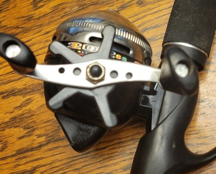 Combo Zebco Dura Action 1245SS-GWD4 562M 5 1/2′ Rod 202SS Spin Cast Fishing Reel