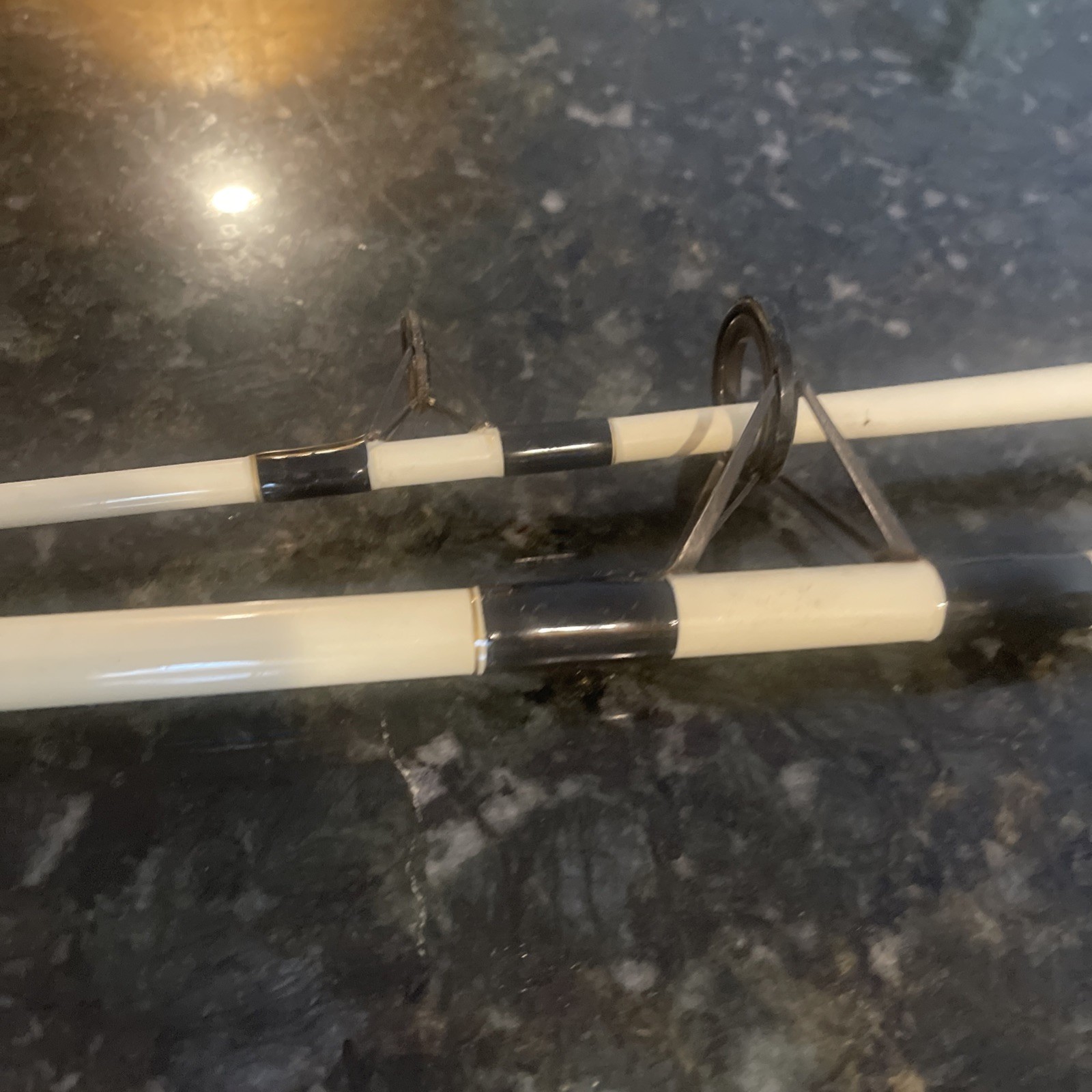 SOUTH BEND TCR556 GRAPHITE COMP 7’0″ MEDIUM HEAVY 2 PIECE SPINNING ROD
