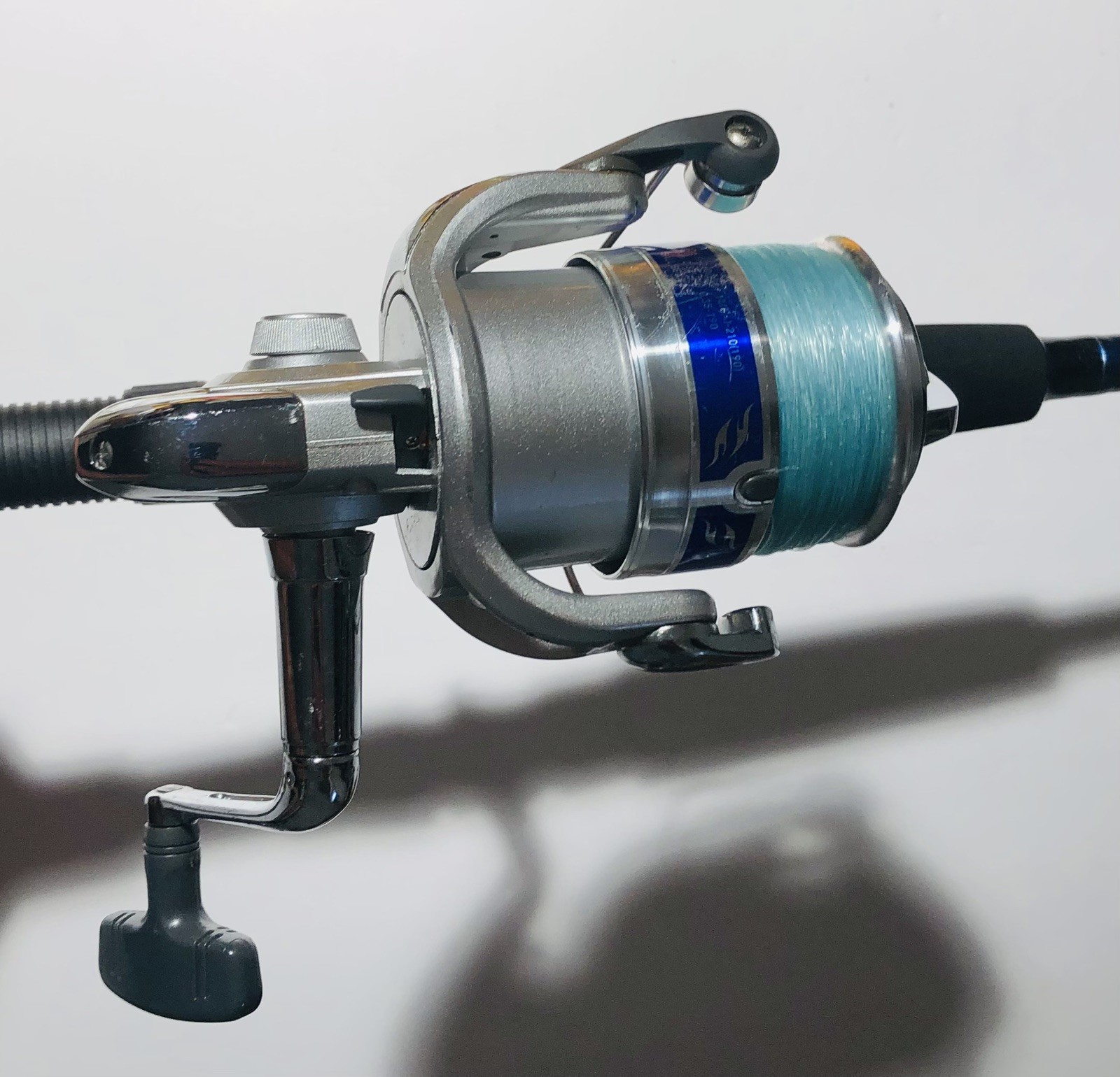 DAIWA D WAVE (DWA F702 MFS) 7’0″ 2 PC Med 12-25LB Spinning Rod & 4000-B Reel