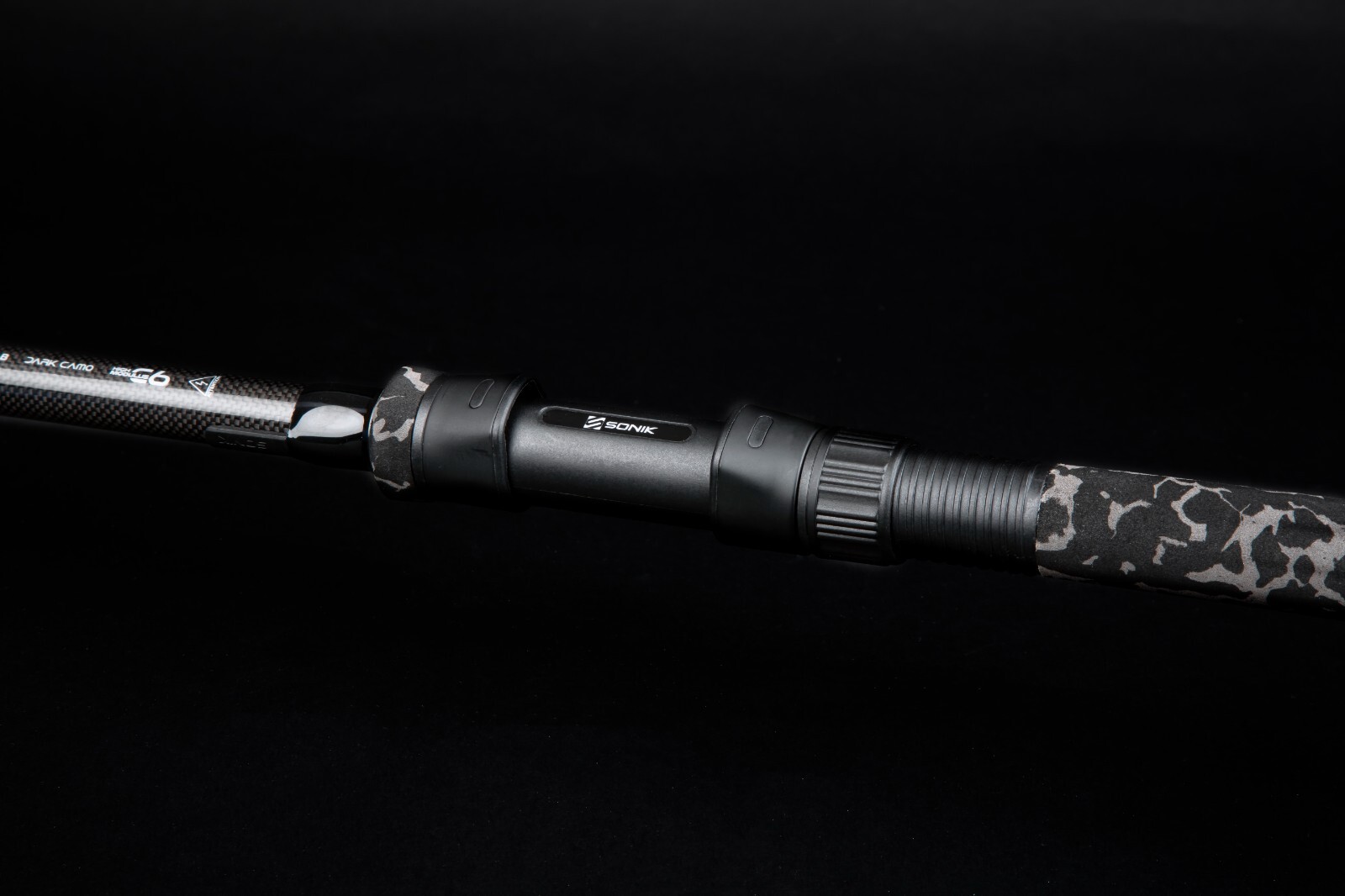 NEW 2025 Sonik Xtractor+ DARK CAMO Carp Rods – All Sizes – (AC0161 – AC0165)