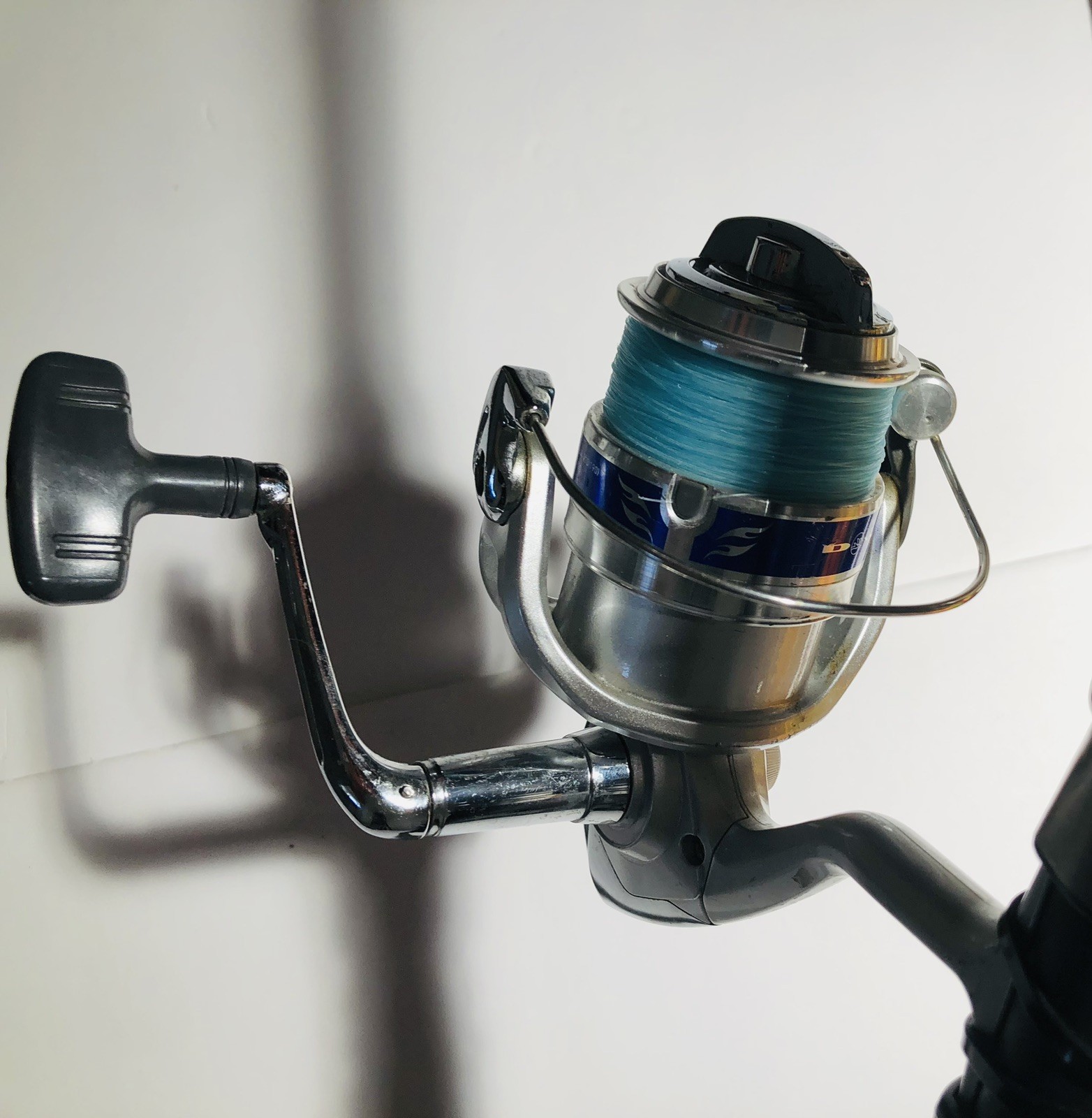 DAIWA D WAVE (DWA F802 MFS) 8’0″ 2 PC Med 12-25LB Spinning Rod & 4000-B Reel