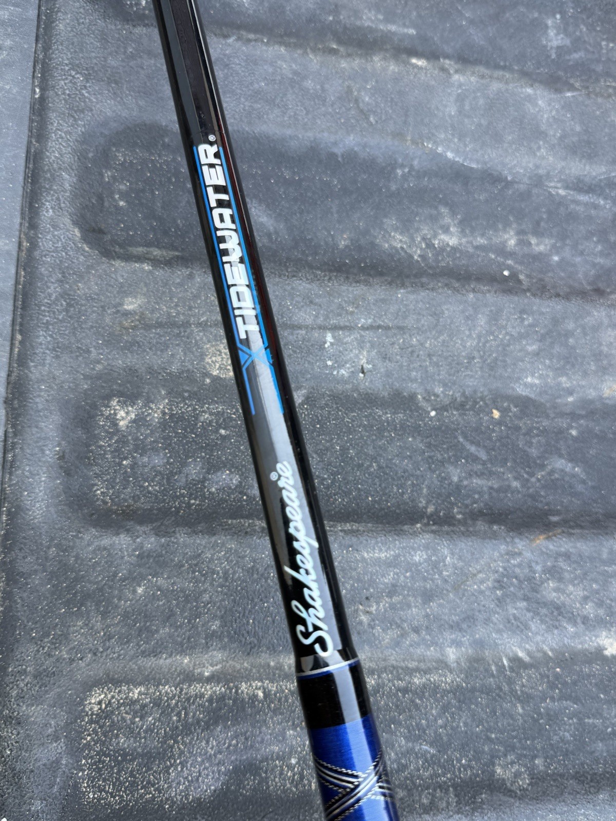 Shakespeare TIDEWATER TWSF1530S80 8′ 0″ Medium Heavy Action 2-Piece Spinning Rod